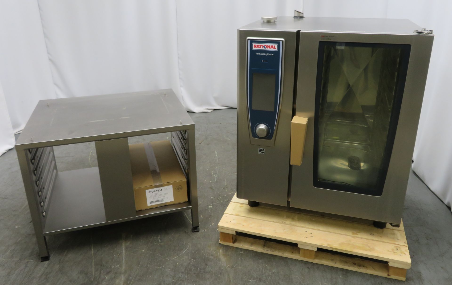 Rational SCCWE101 10 grid combi oven with stand. 2017 model. Ex Demo. Tested and working.