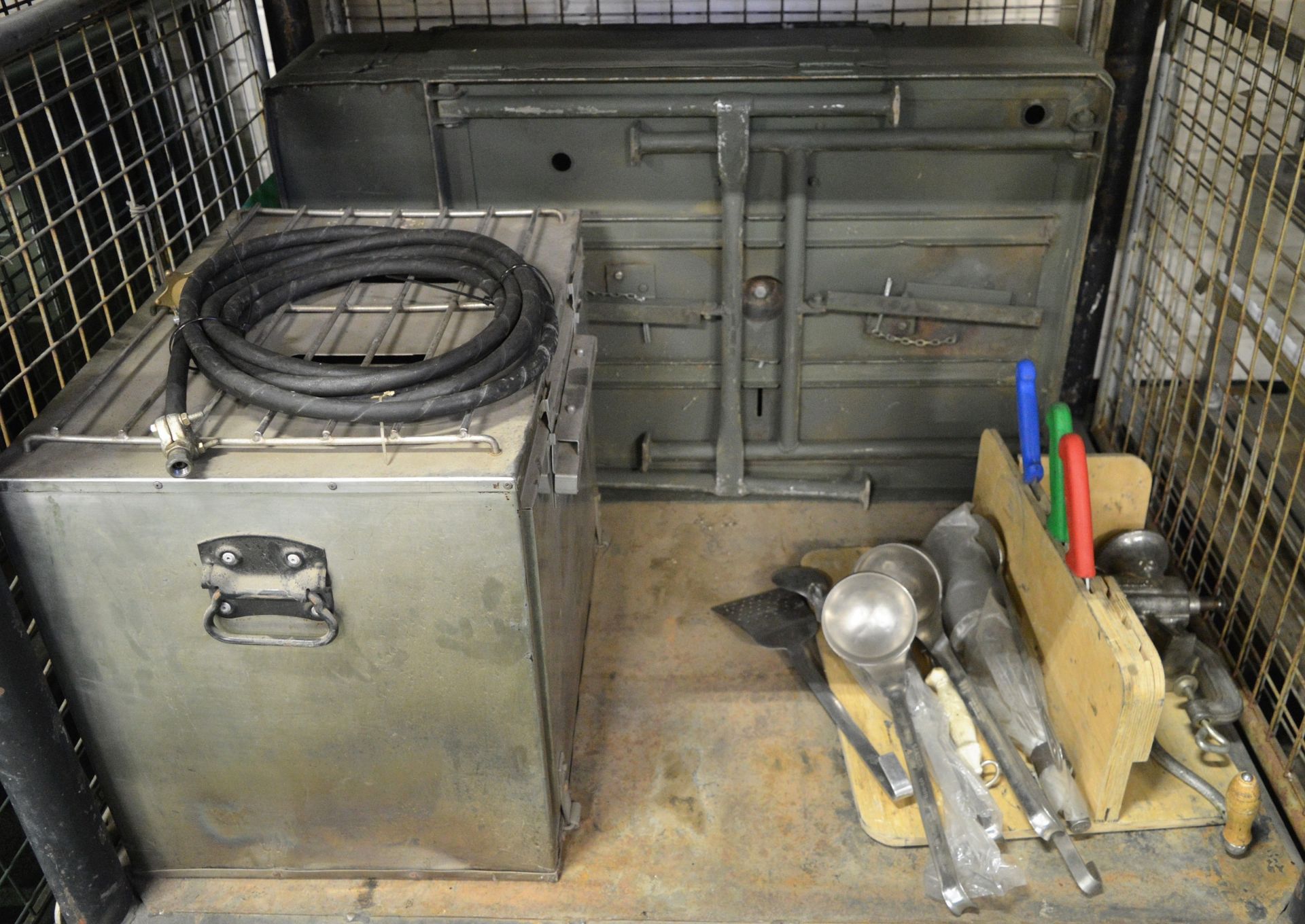 Field catering kit - Cooker, Oven, Utensil kit, pots, pans - Image 6 of 8