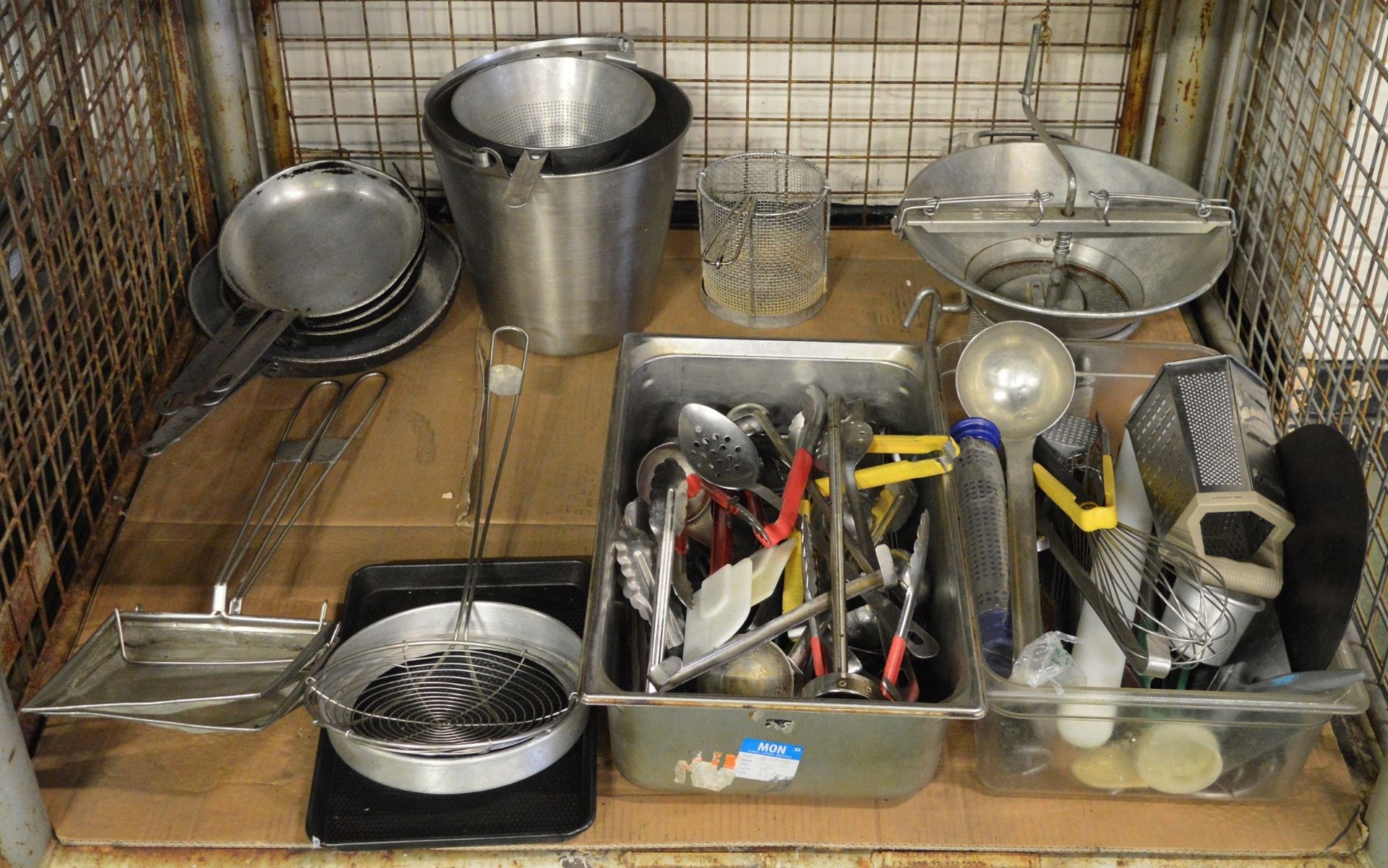 Utensils, pans, fryer baskets, sieve