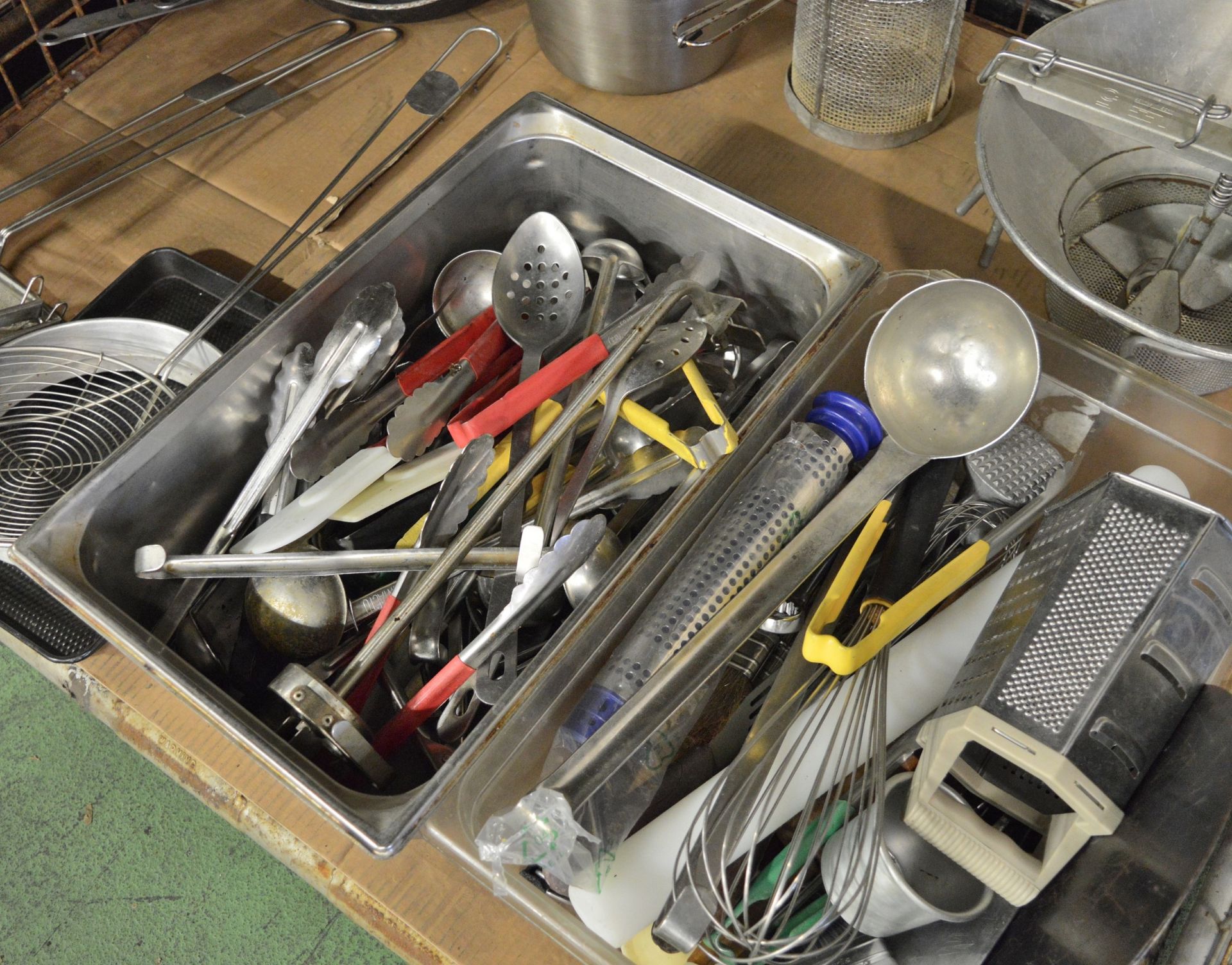 Utensils, pans, fryer baskets, sieve - Image 2 of 3