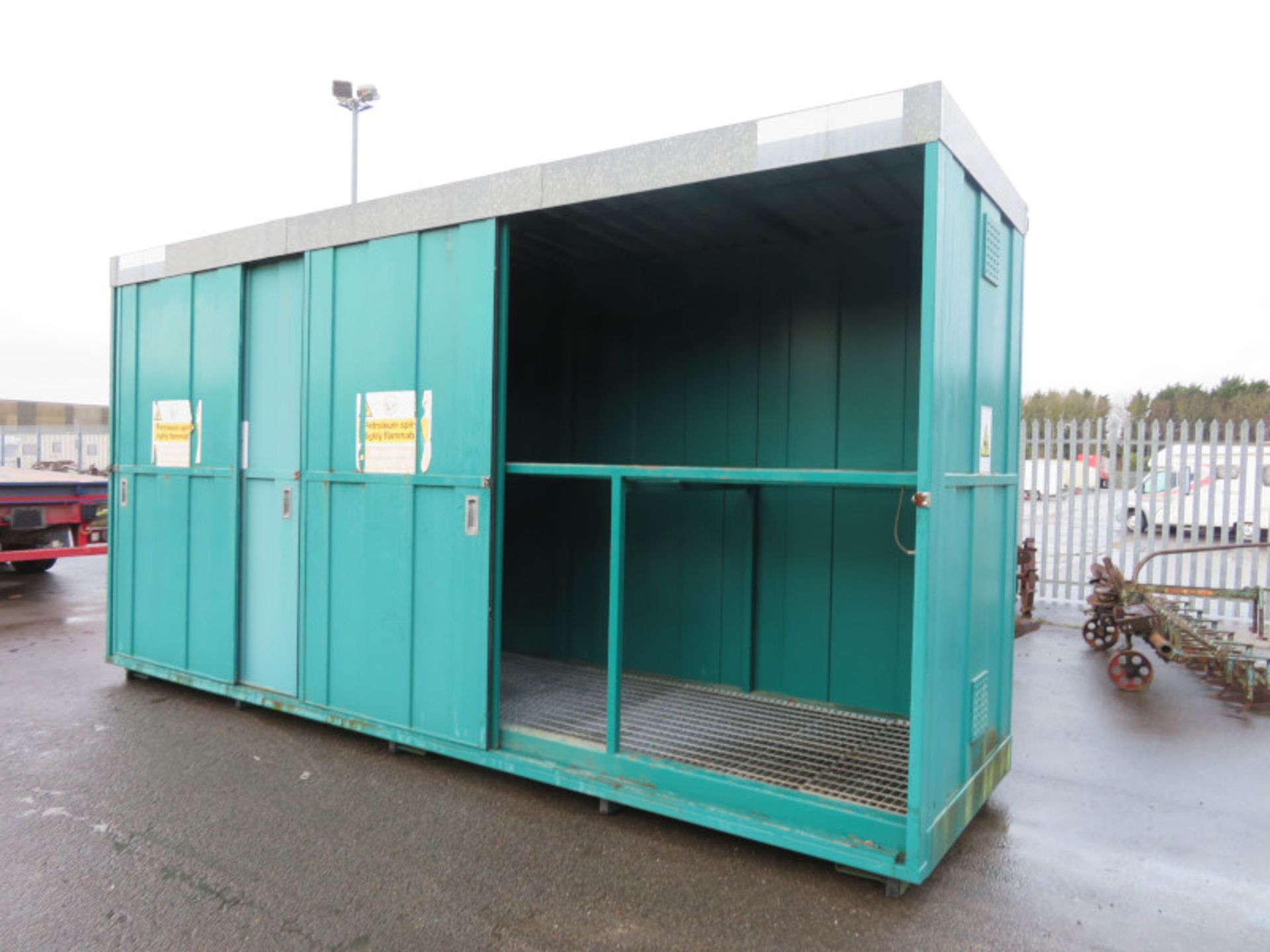 2 Tier bunded chemical storage container with 4 sliding doors - 600ft x 165 x 320cm Extern - Image 5 of 7