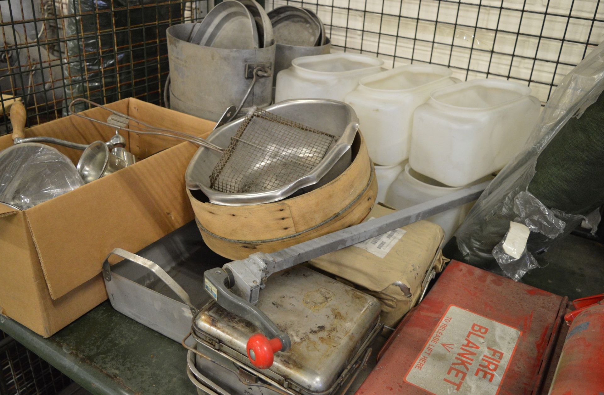 Field catering kit - Cooker, Oven, Utensil kit, pots, pans - Image 3 of 5
