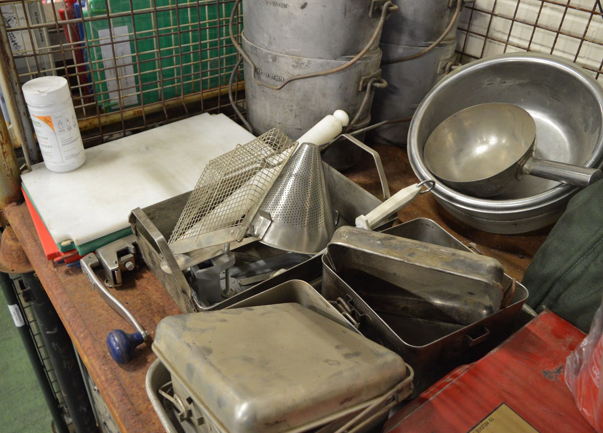Field catering kit - Cooker, Oven, Utensil kit, pots, pans - Image 4 of 8