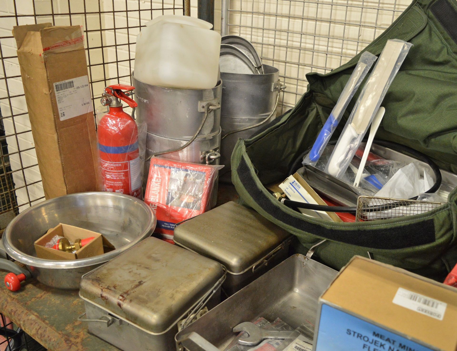 Field catering kit - Cooker, Oven, Utensil kit, pots, pans - Image 3 of 5