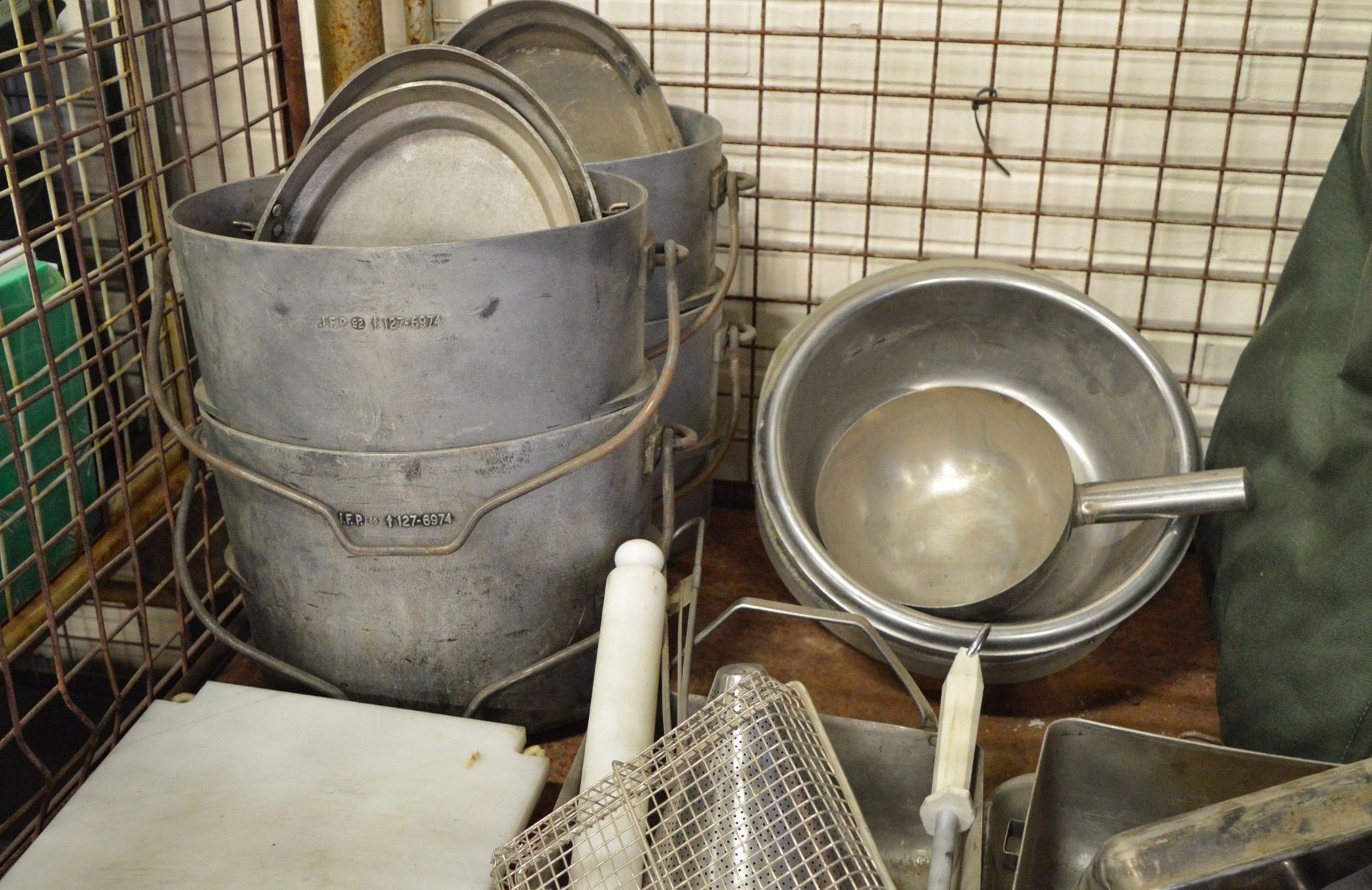 Field catering kit - Cooker, Oven, Utensil kit, pots, pans - Image 2 of 8