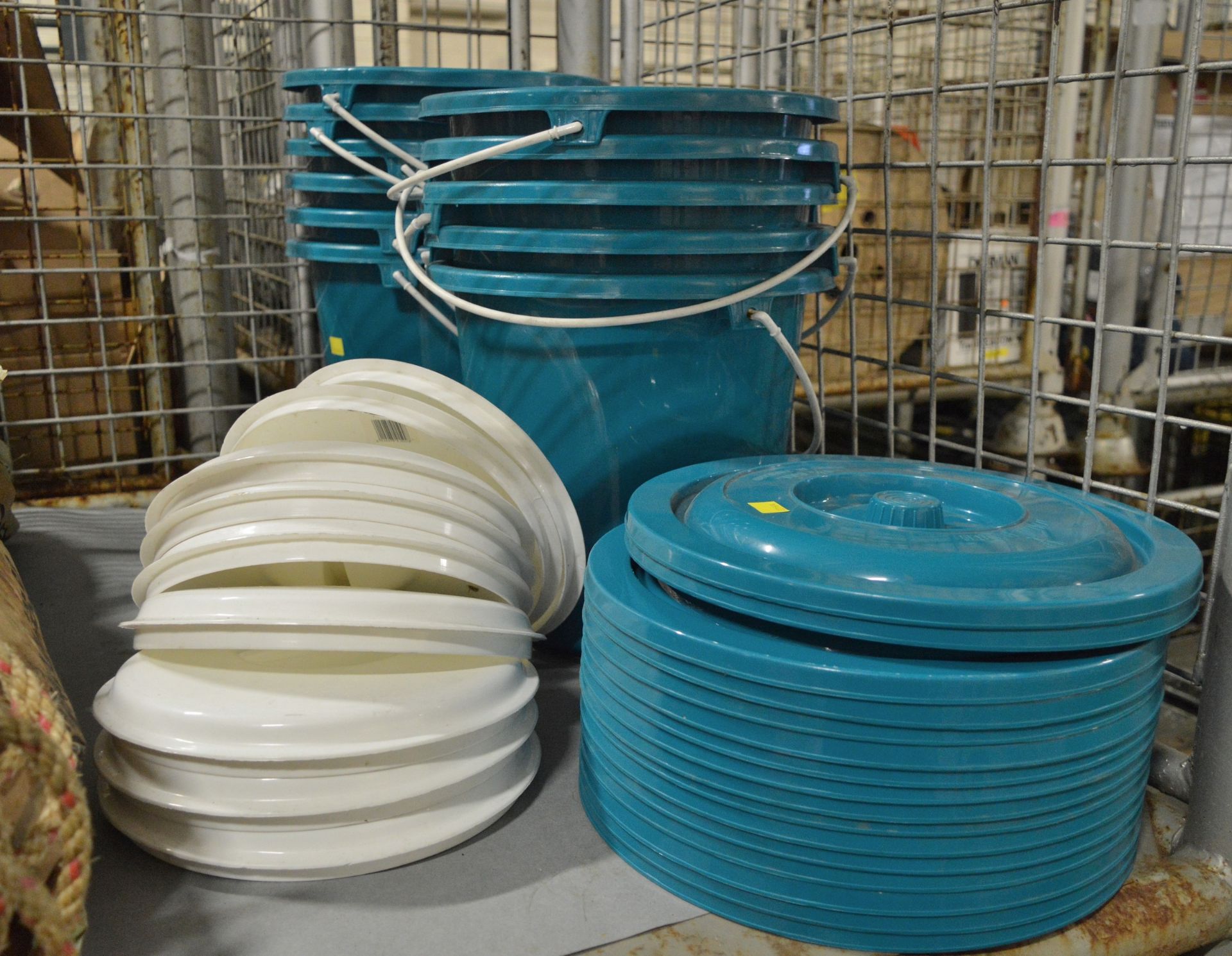 Blue plastic buckets with lids, hessian rope lengths - Image 4 of 4