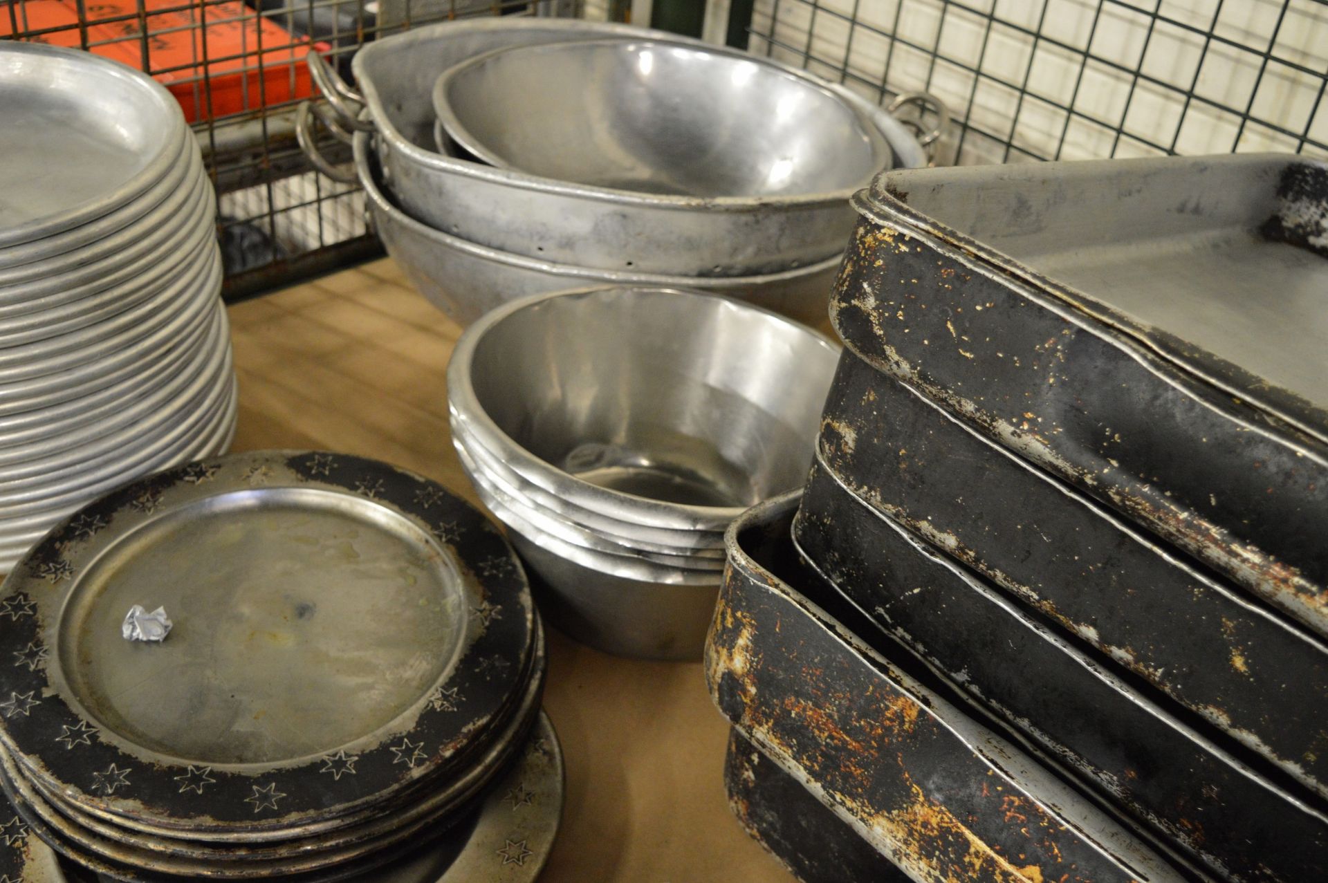 Various cooking trays, metal plates, large sieves - Image 2 of 3