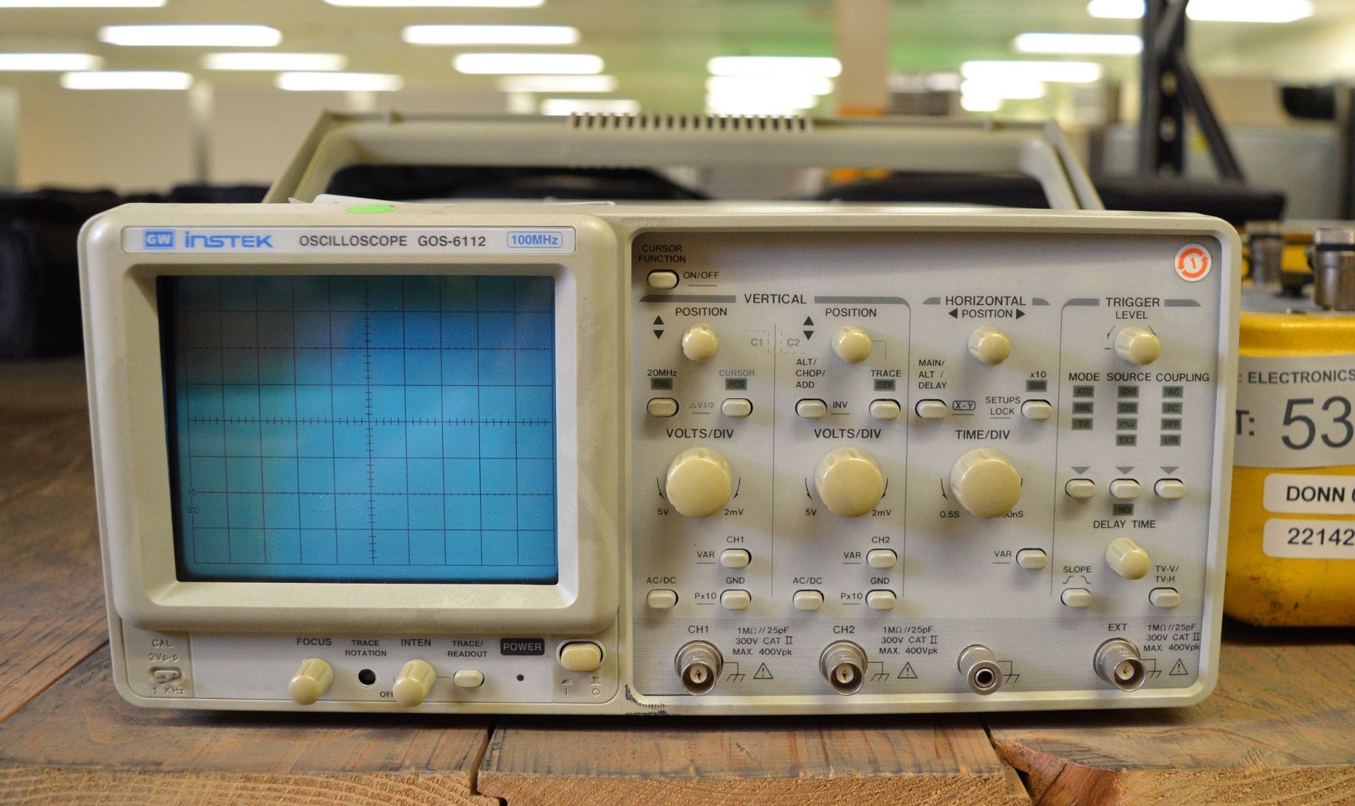 GW Instek GOS-6112 Oscilloscope - 100MHz (Damage as seen in pictures)