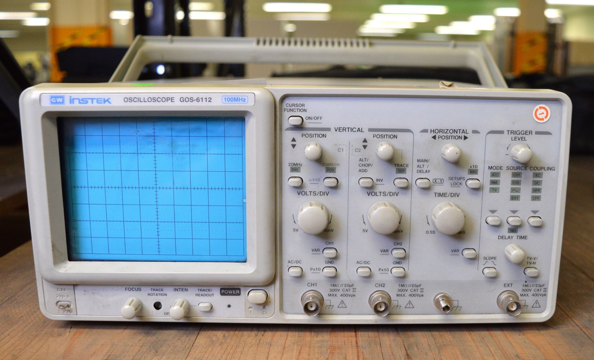 GW Instek GOS-6112 Oscilloscope - 100MHz (Damage as seen in pictures)