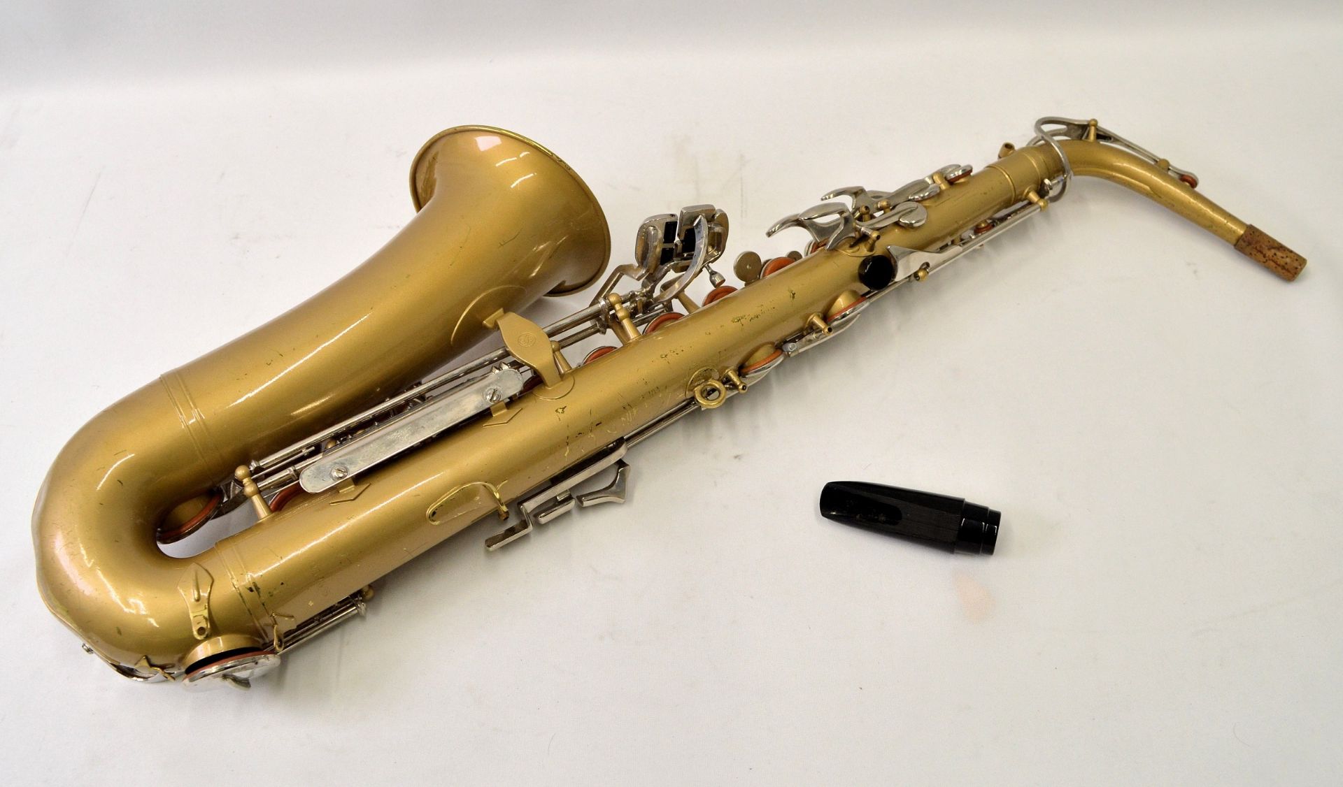 Selmer Bundy II Alto Saxophone with Case. Obvious damage to bell. Serial No. 939855. - Image 4 of 24