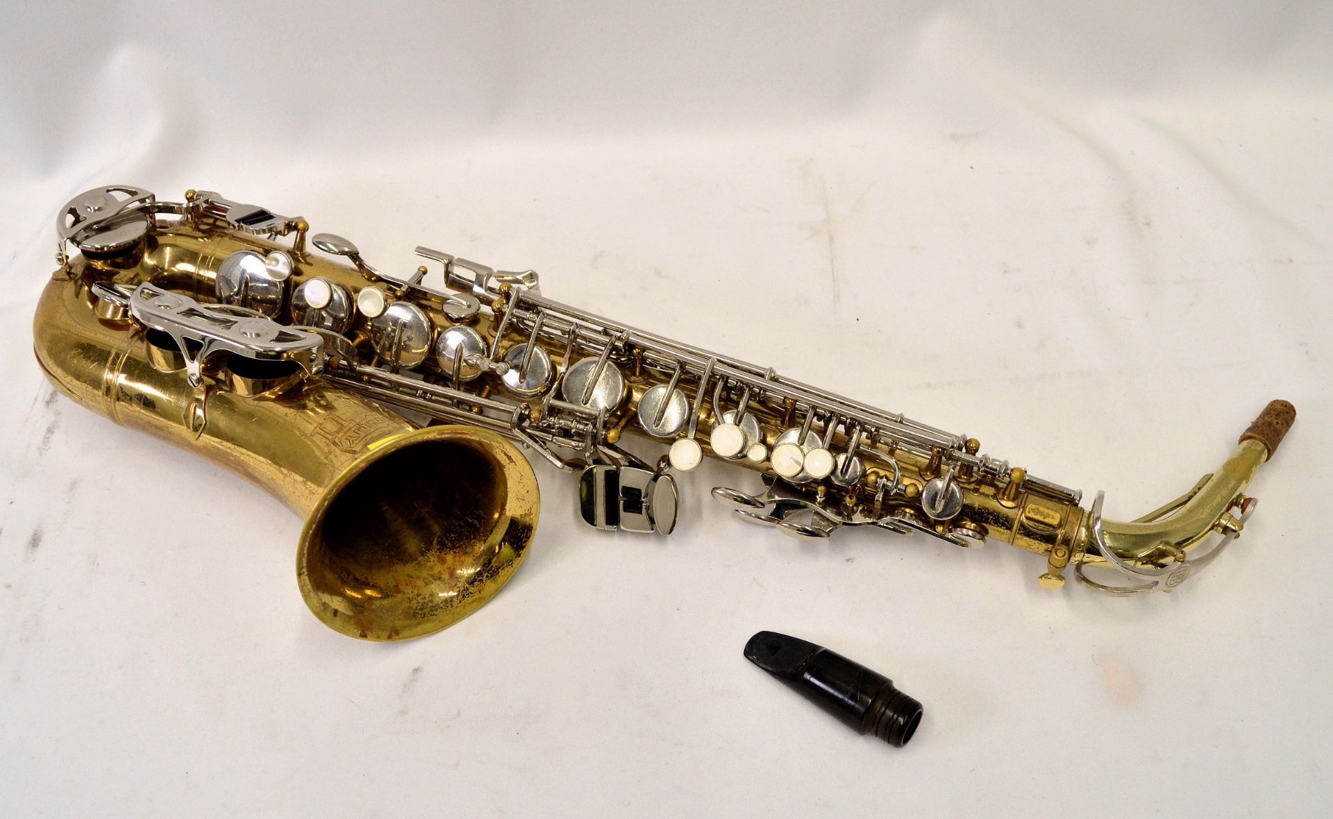 Selmer Bundy II Alto Saxophone with Case. Serial No. 1047884. - Image 3 of 19