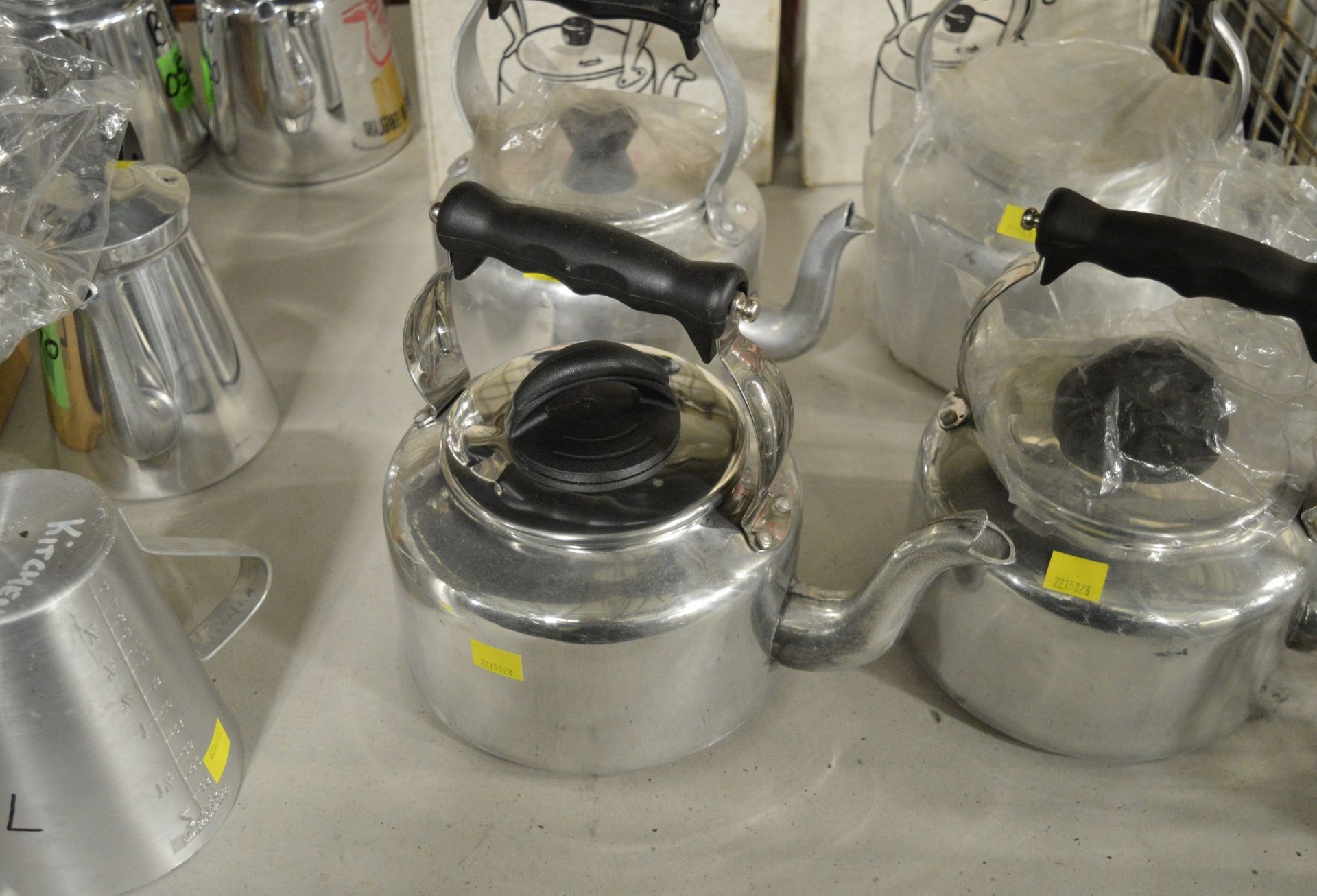 6x Aluminium 4pt Kettles, 3x Aluminium Measure Jugs 2pt, 2x Aluminium Coffee Pots 2pt, 4x - Image 3 of 3