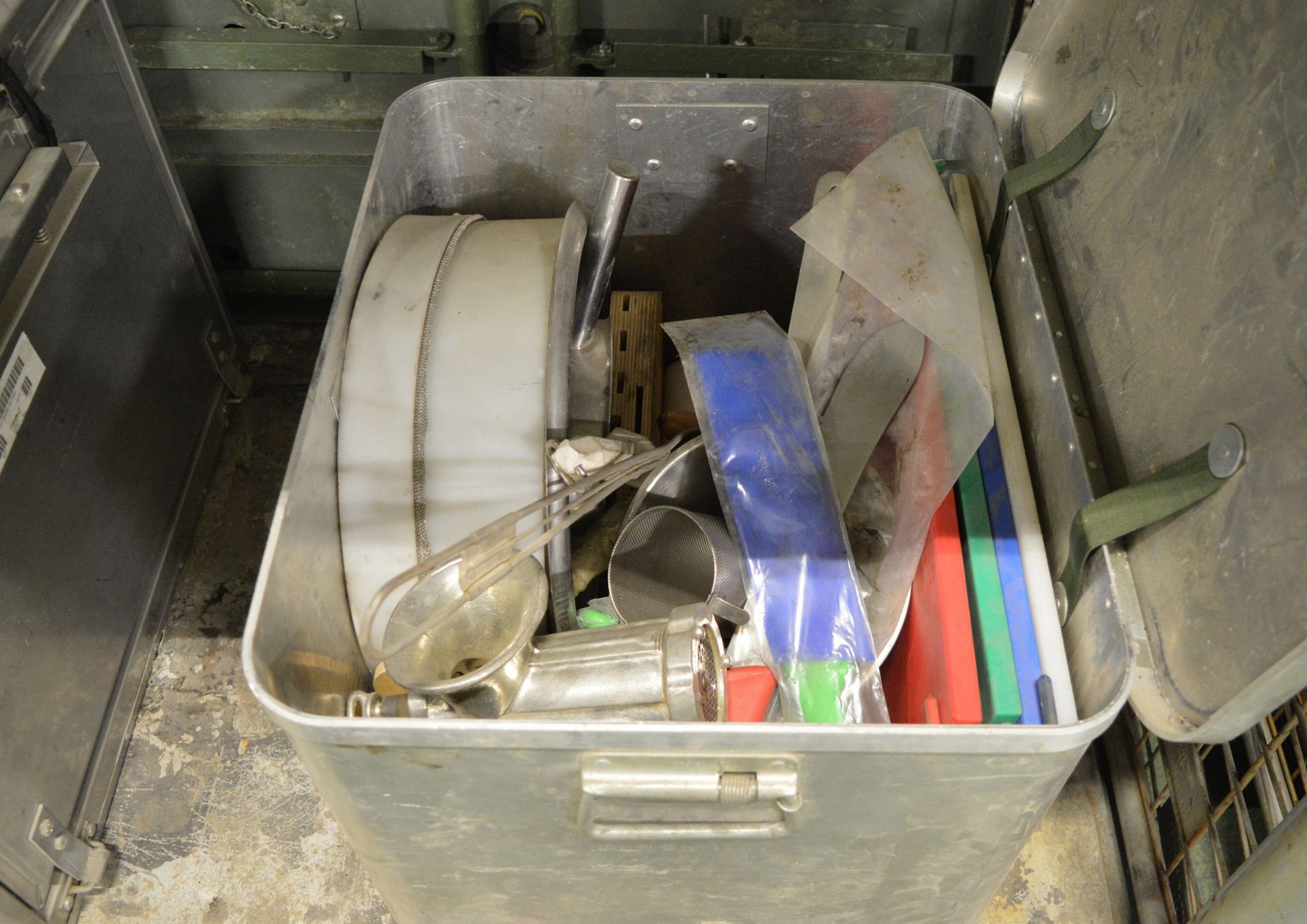 Field Catering Kit - Cooker. Oven, Utensils in storage box, pots, pans, fire blanket box - Image 5 of 6