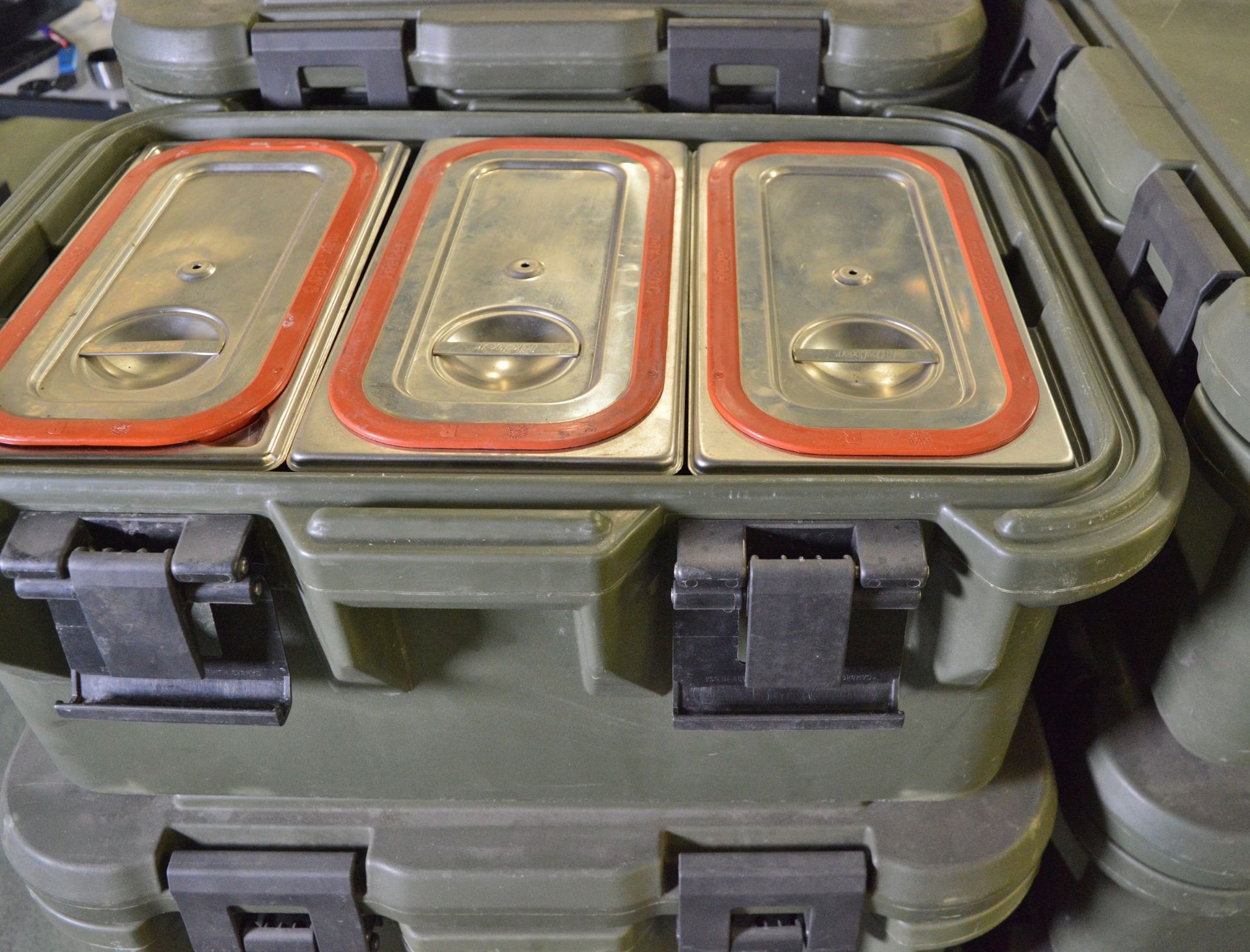 15x Cambo Green Plastic Food Containers L650 x W440 x H310mm - Complete - Image 3 of 4