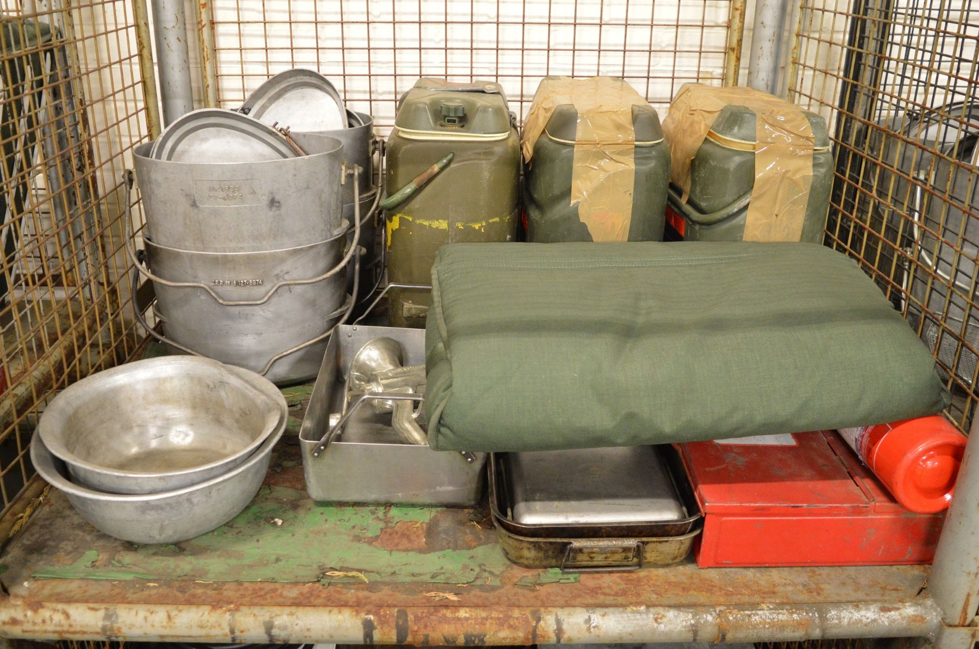 Field Catering Kit - Cooker. Oven, Utensils in storage box, pots, pans, norweigen food box - Image 2 of 5