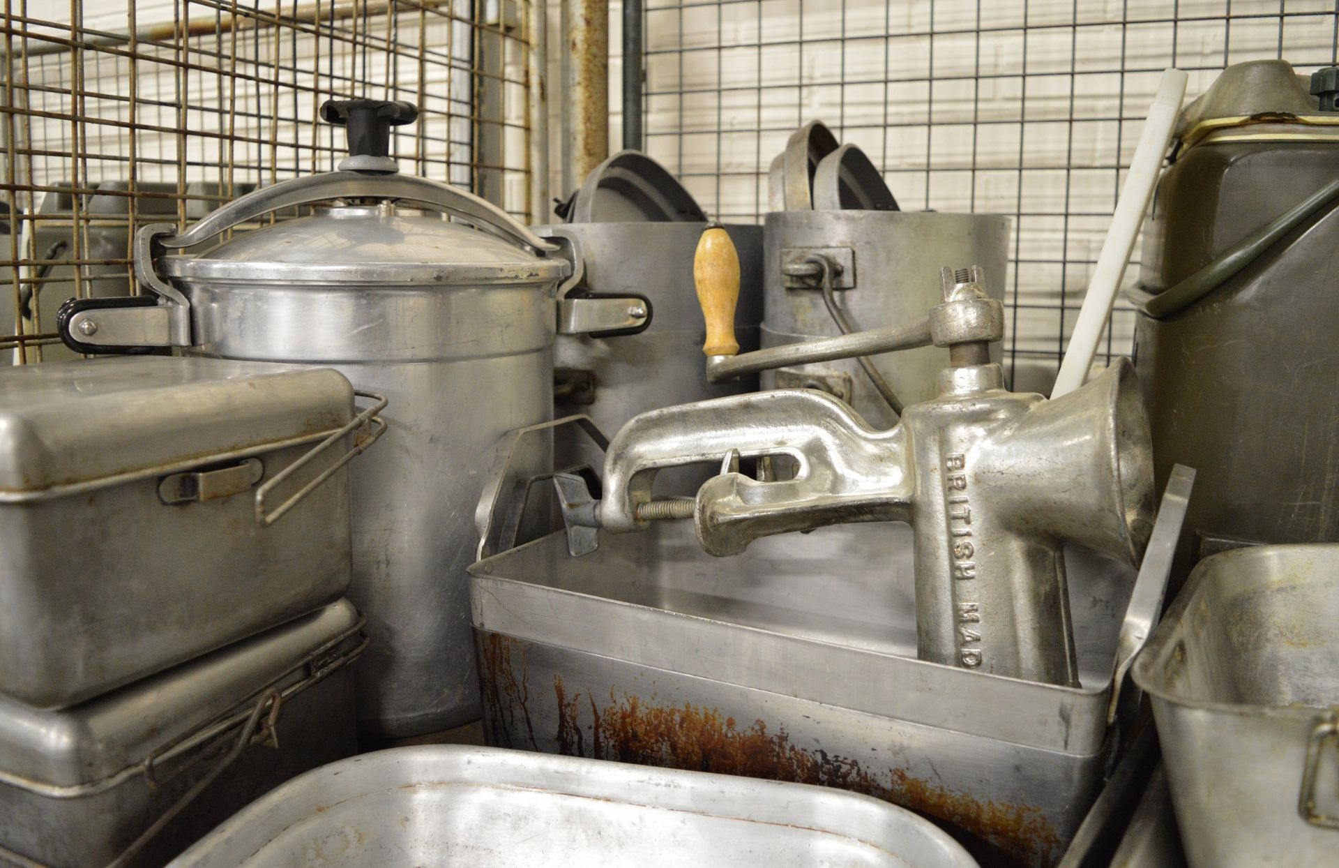 Field Catering Kit - Cooker. Oven, Utensils in storage box, pots, pans, norweigen food box - Image 4 of 6