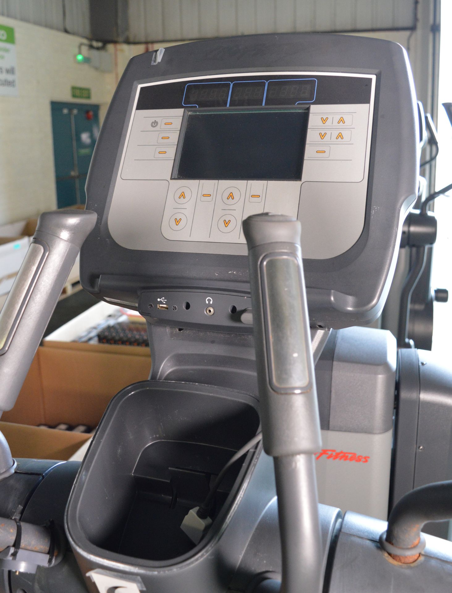 Life Fitness 95X cross trainer (cracked & damaged casing on unit) - Image 5 of 11