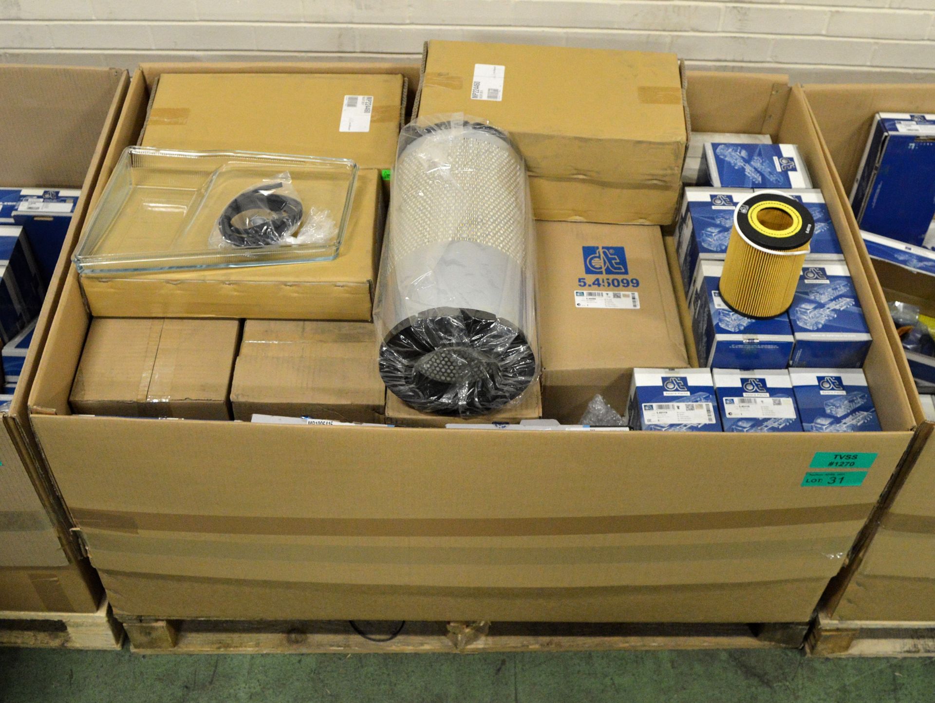 Vehicle parts - brake pad sets, air & oil filters, fuel filter inserts, - see pictures