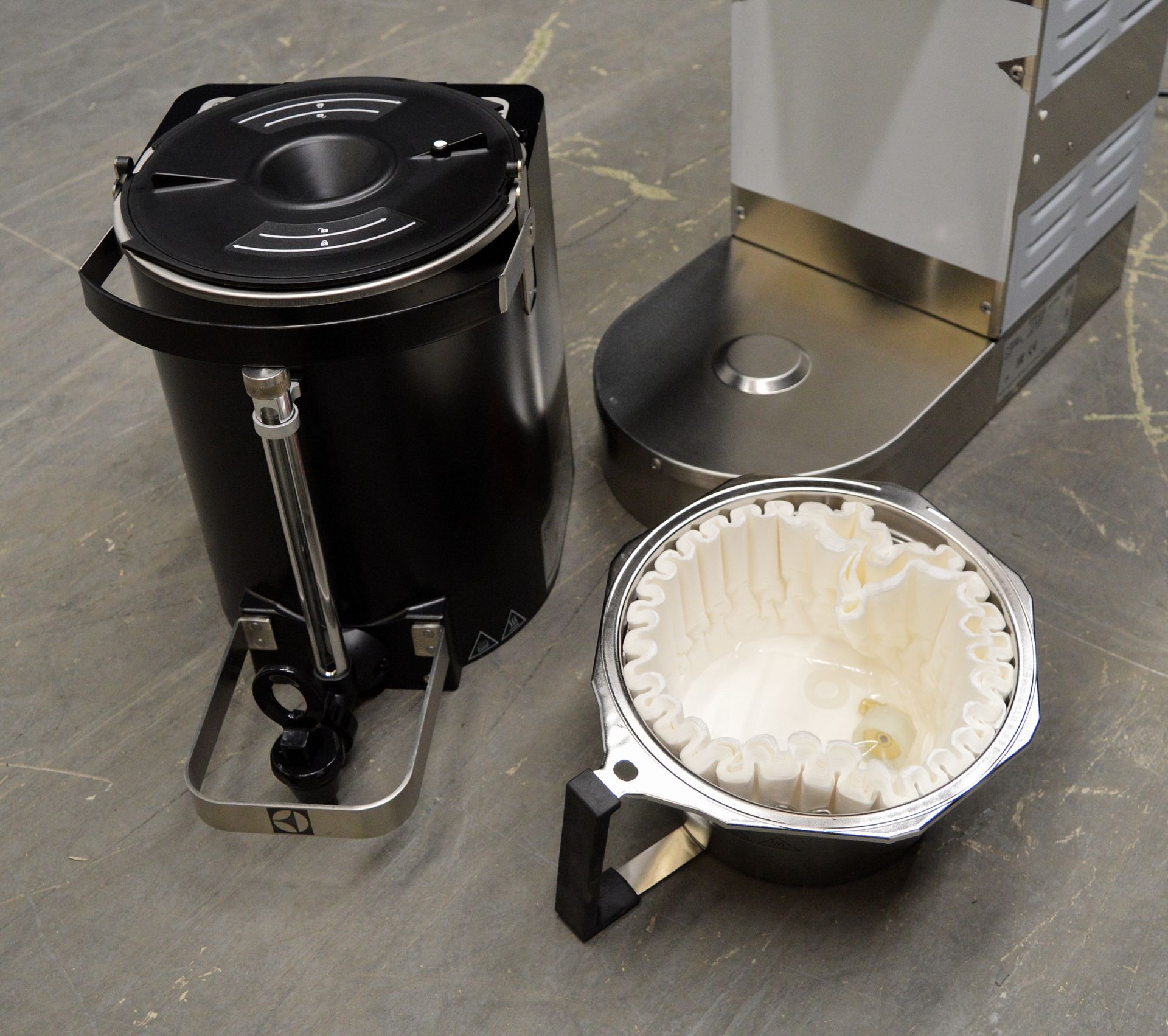 Electrolux EPBC1W2UK PrecisionBrew Single Coffee Brewer with 5.7l Warmer Shuttle - Image 3 of 8