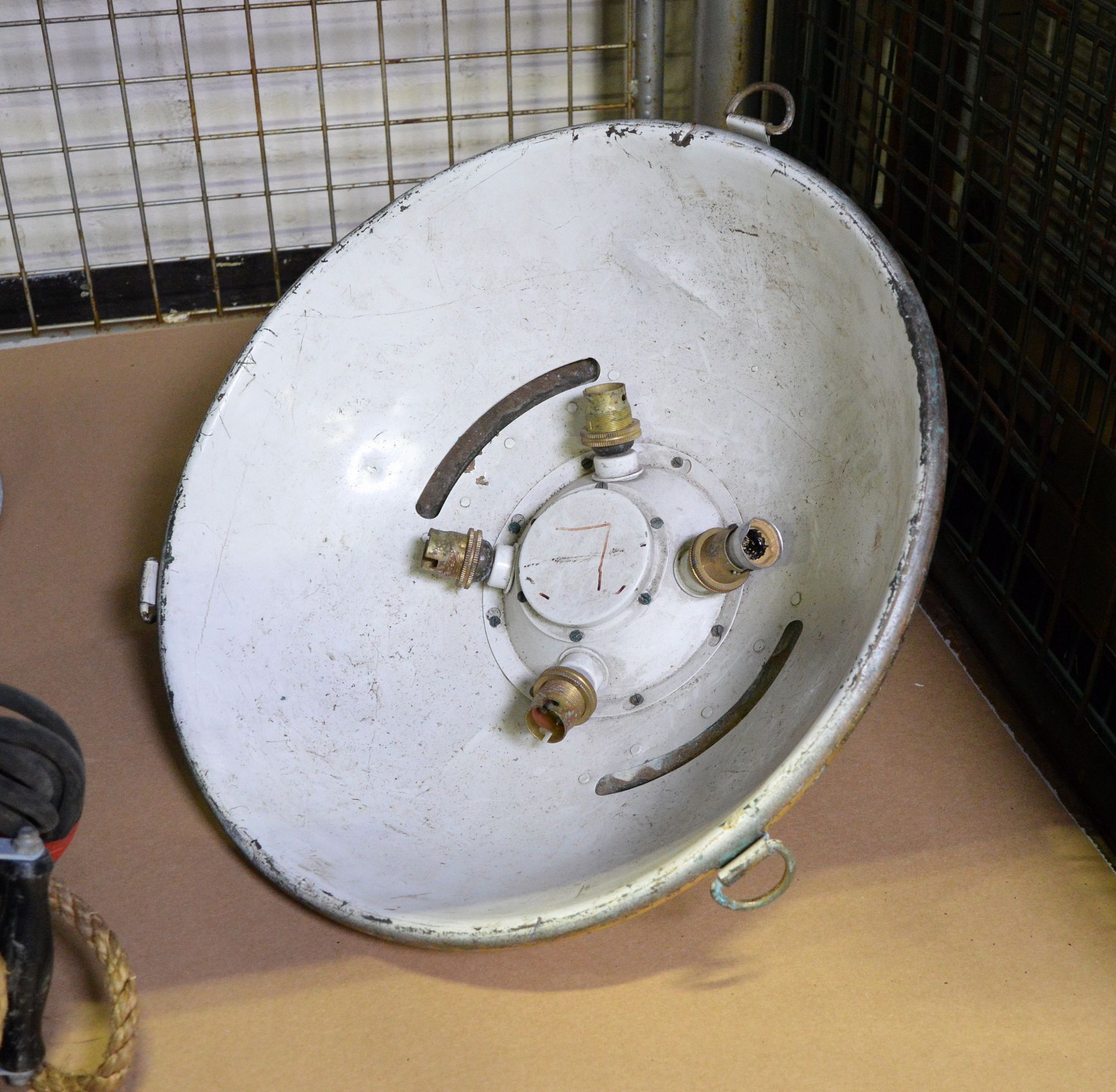 1x Brass Dome Suspended 4-way Light Unit, 3x Portable Painted Brass Floodlights - Image 5 of 5