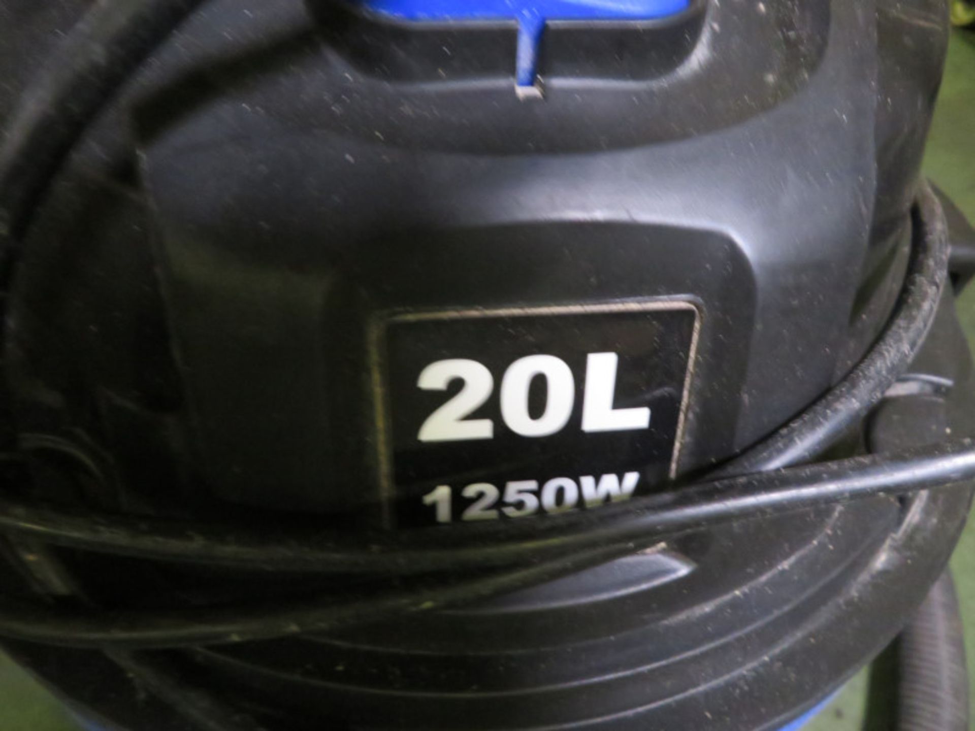 Wickes 20L 1250W model 215735 vacuum cleaner - Image 4 of 4