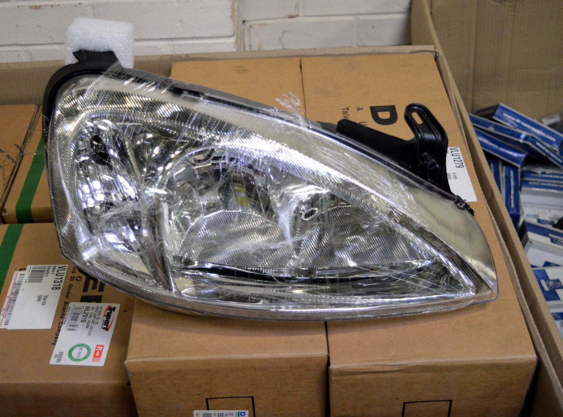 Vehicle parts - RH headlamp assemblies, rear lamps - see picture for itinerary for model n - Image 2 of 5