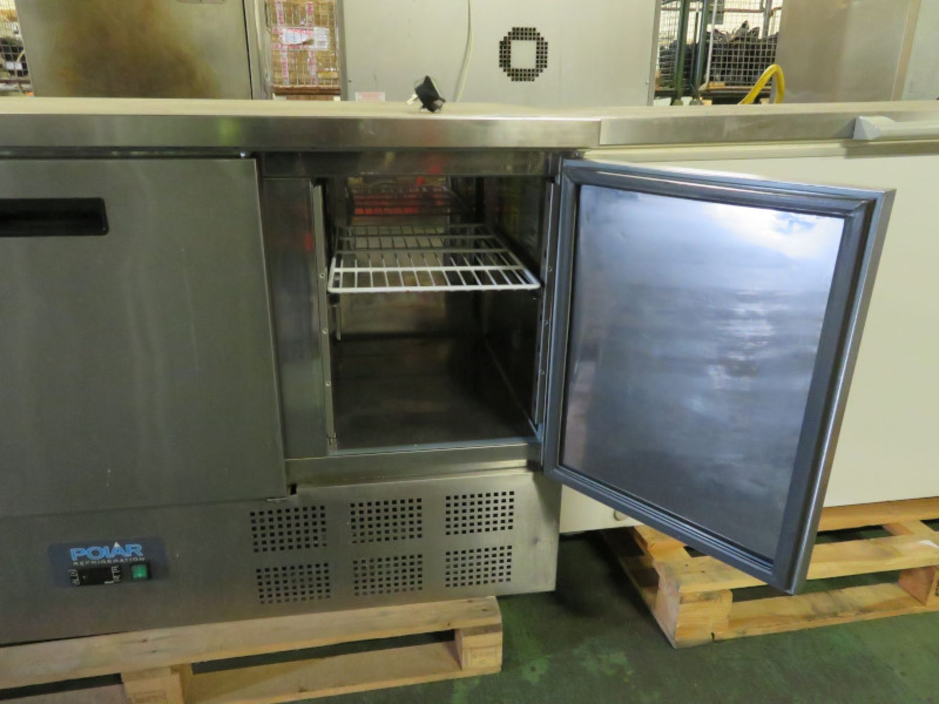 Polar G622 3 Door Under Counter Fridge L 1400mm x W 700mm x H 900mm - Image 3 of 4