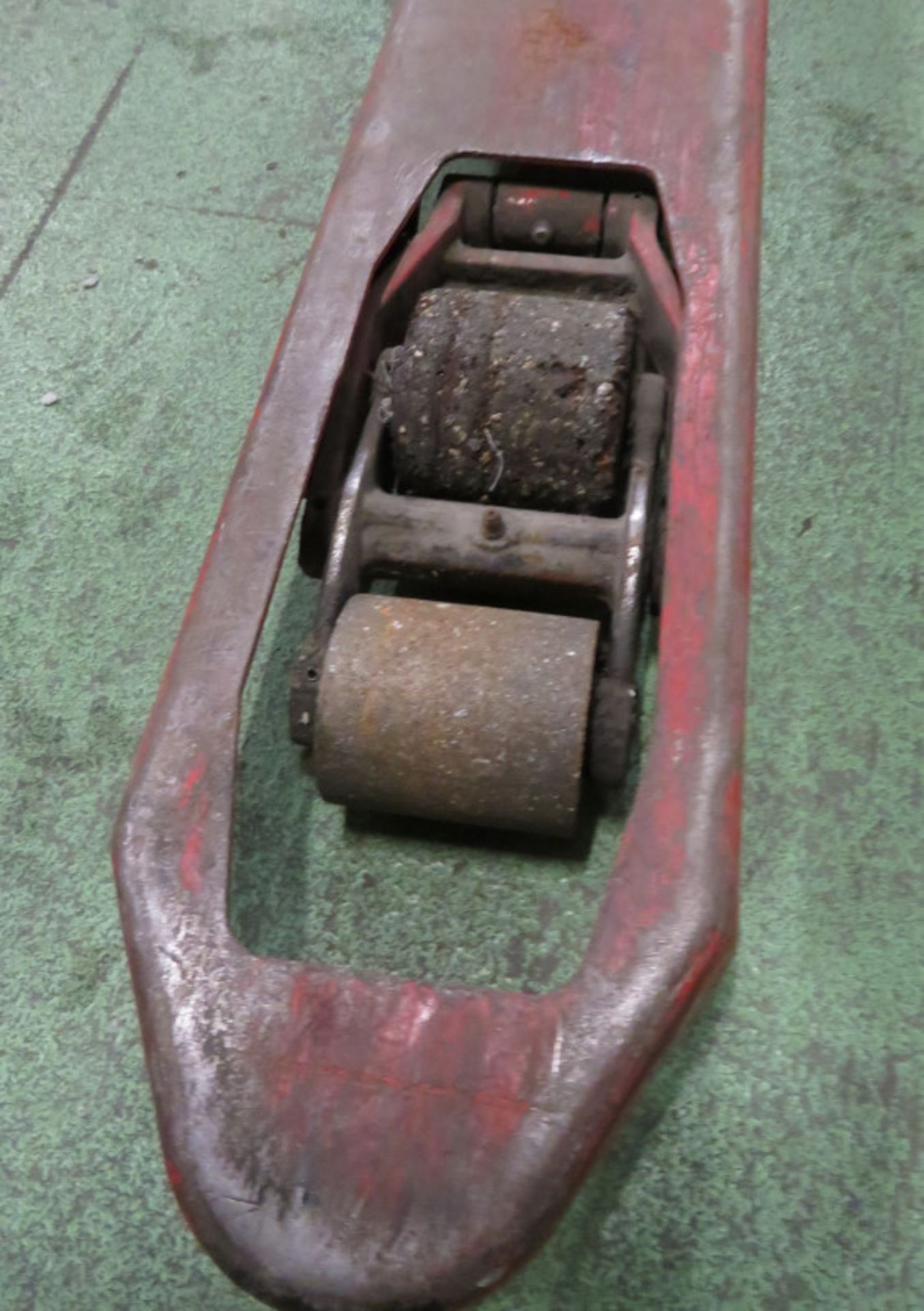 Pallet truck - in need of repair, doesn't pump and wheel at front broken - Image 4 of 5