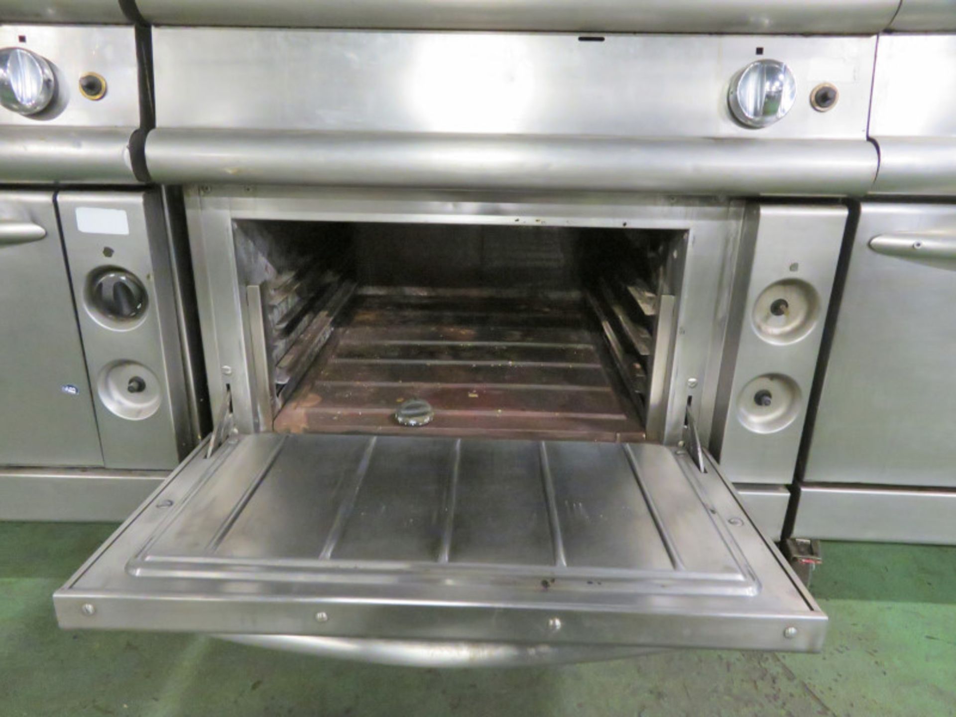 Gas Flat Top Stove And Oven L 930mm x W 800mm x H 900mm - Image 4 of 4
