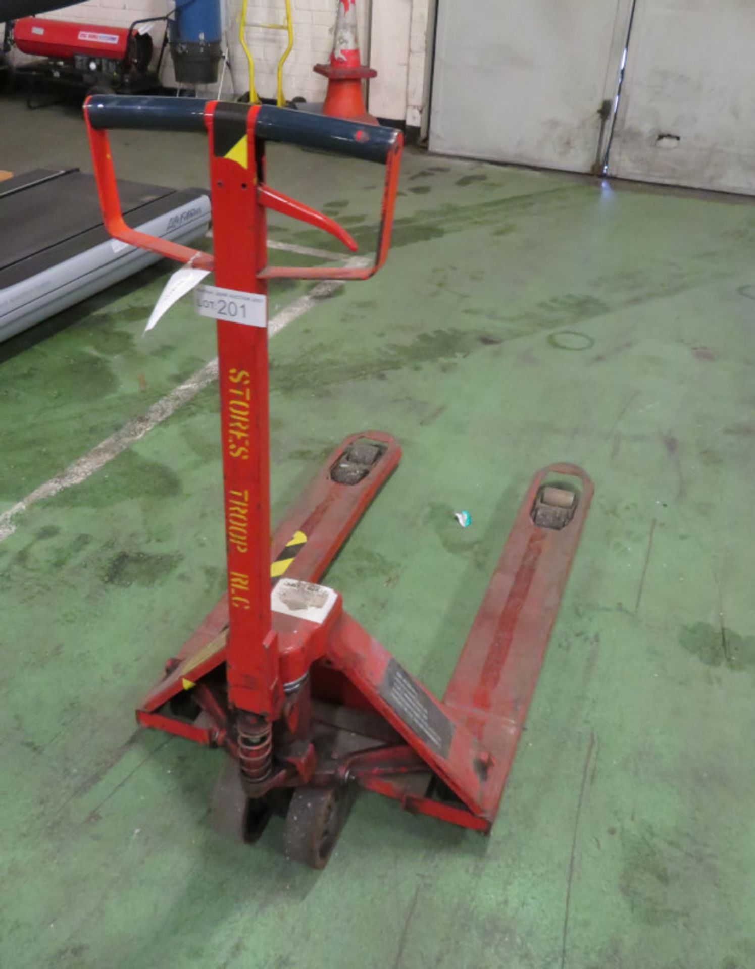 Pallet truck - in need of repair, doesn't pump and wheel at front broken - Image 5 of 5