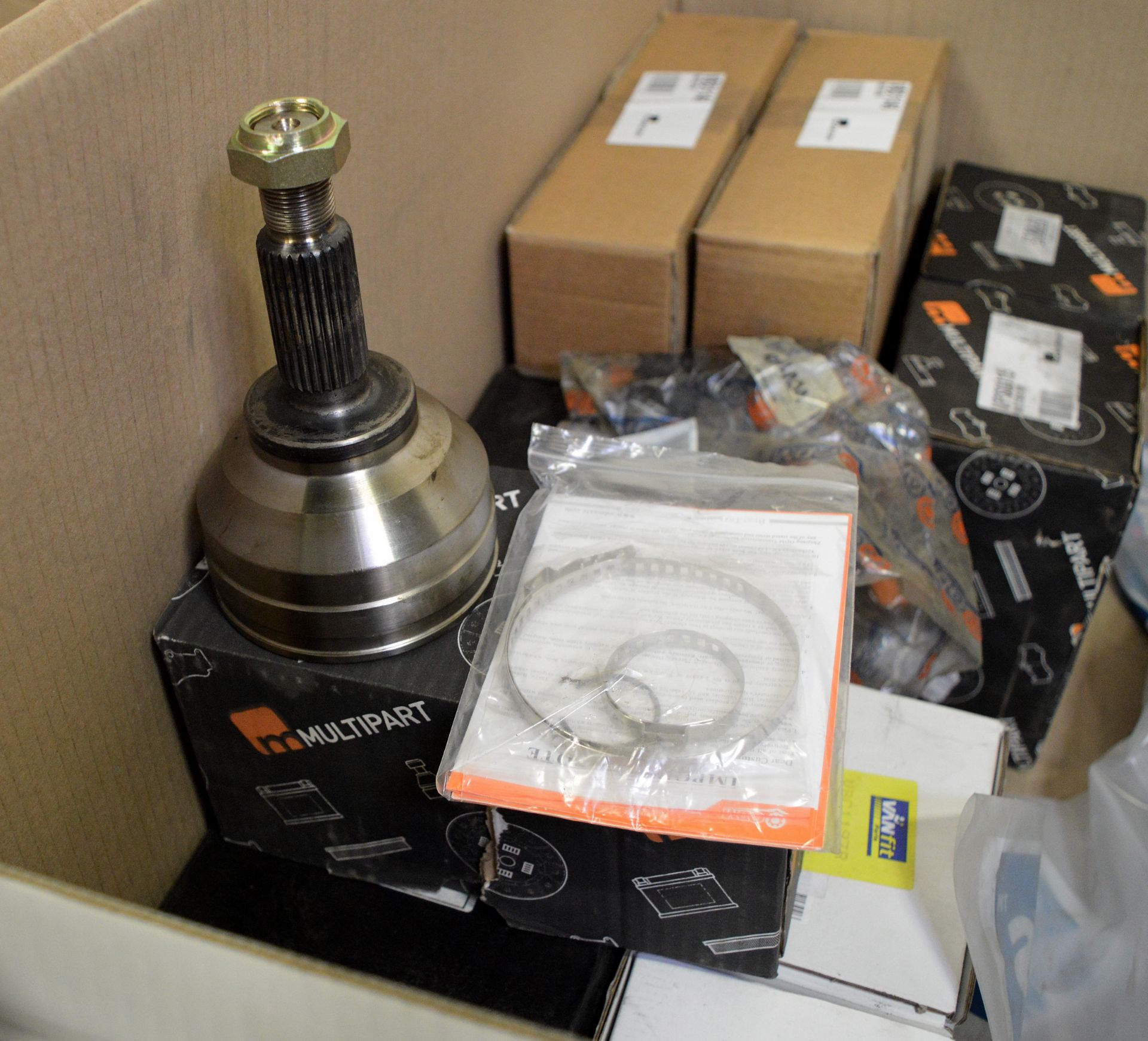 Vehicle parts - brake calipers, front brake discs, CV joints, rear wheel bearing kit, powe - Image 4 of 7