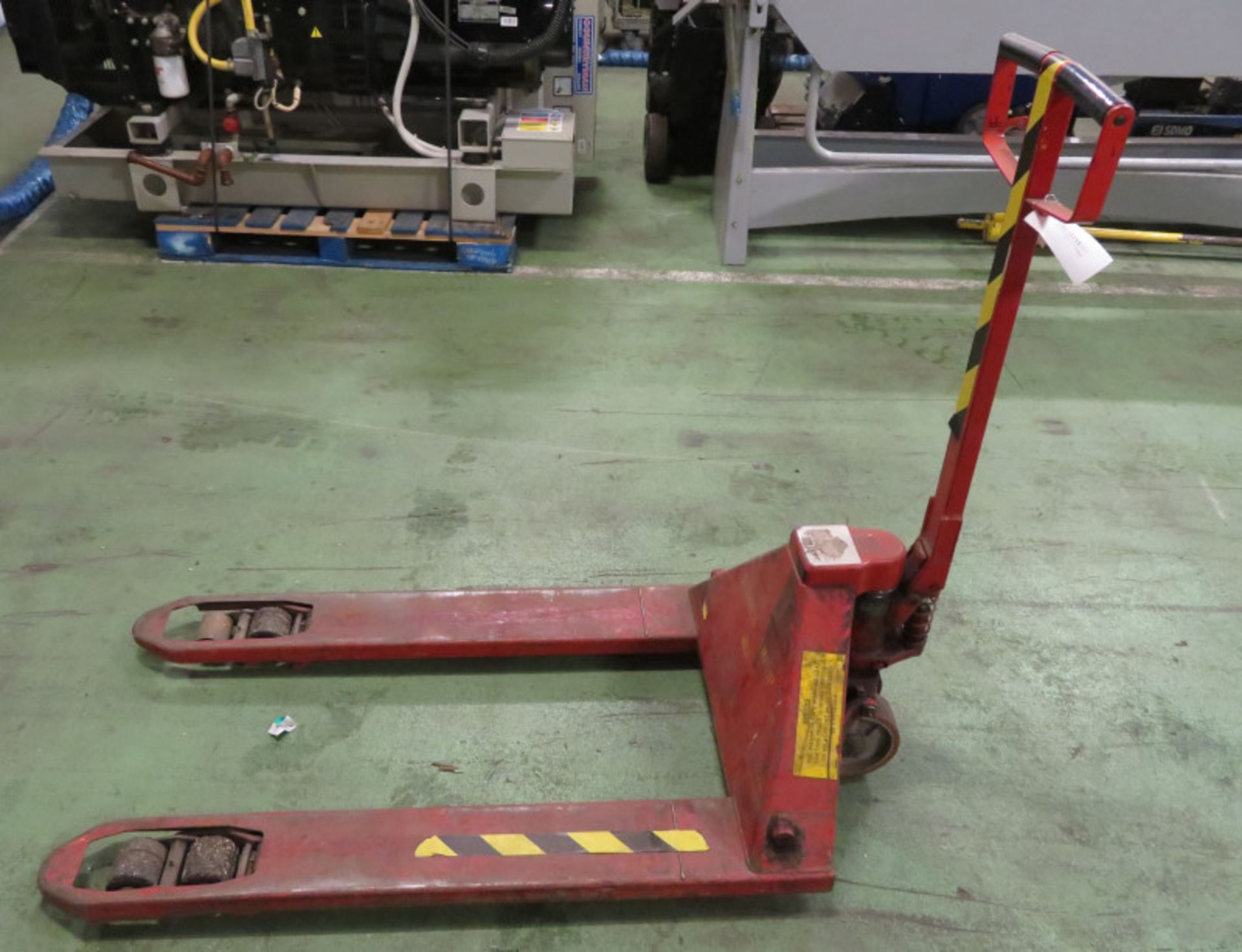 Pallet truck - in need of repair, doesn't pump and wheel at front broken - Image 3 of 5