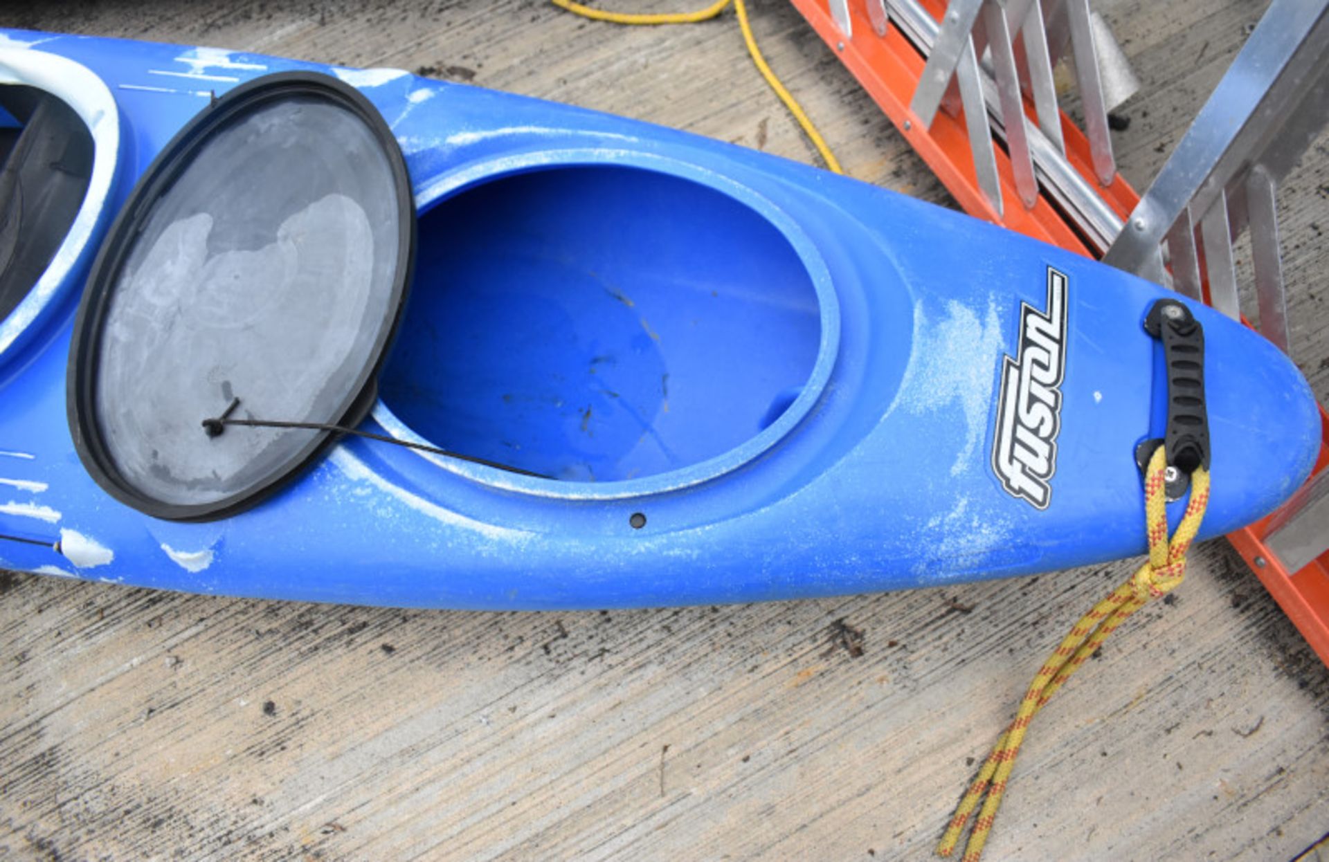 Pyrahna Fusion kayak - no paddles - blue / white - Image 4 of 5