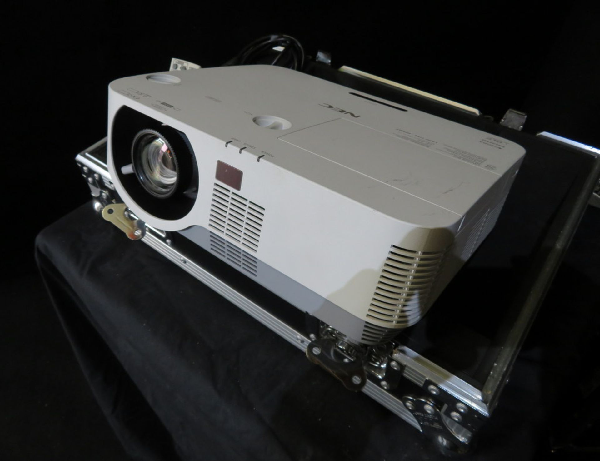 NEC DLP P502H Projector with flight case. Lamp type NP39LP - Image 2 of 8