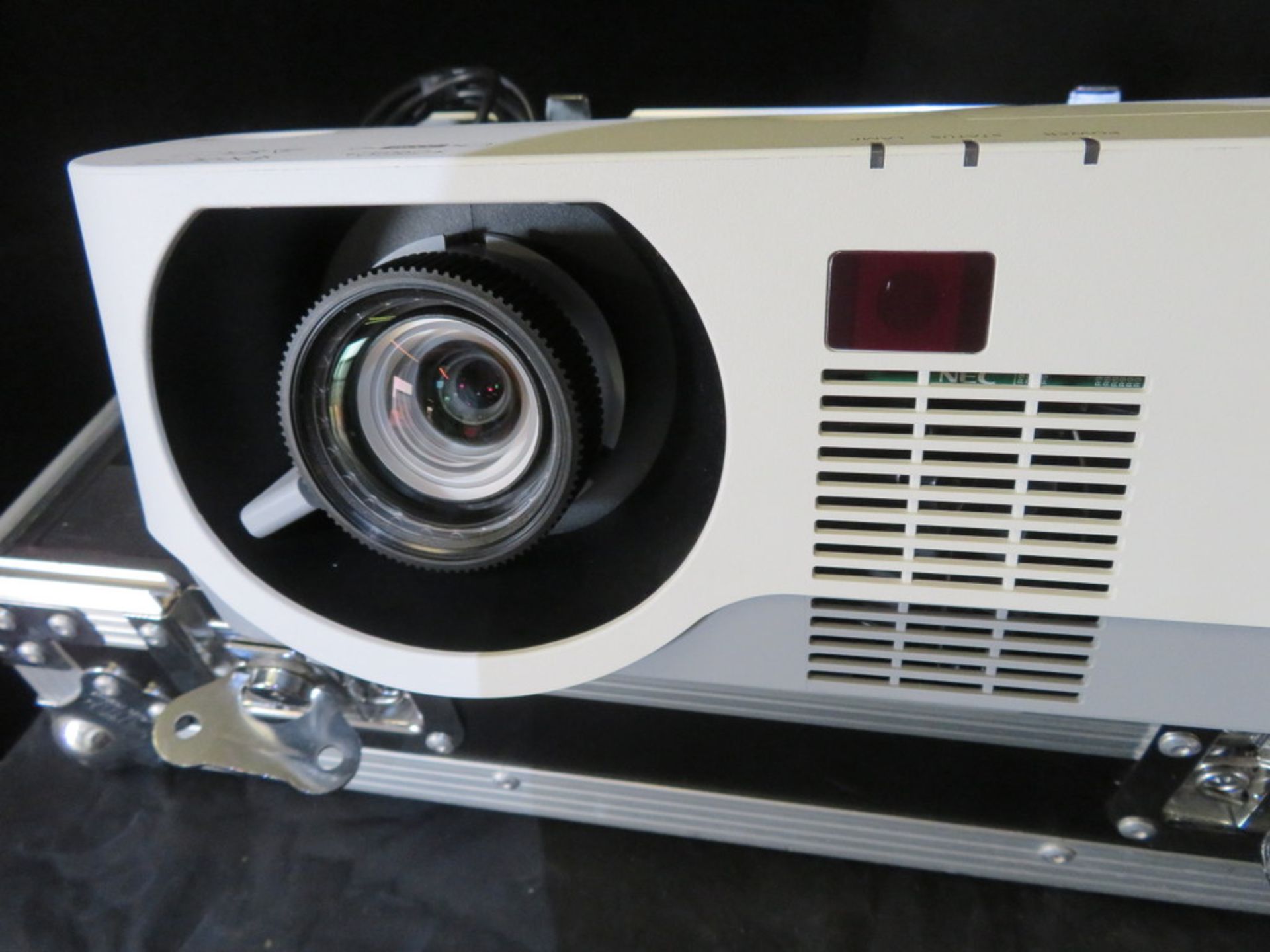 NEC DLP P502H Projector with flight case. Lamp type NP39LP - Image 3 of 8