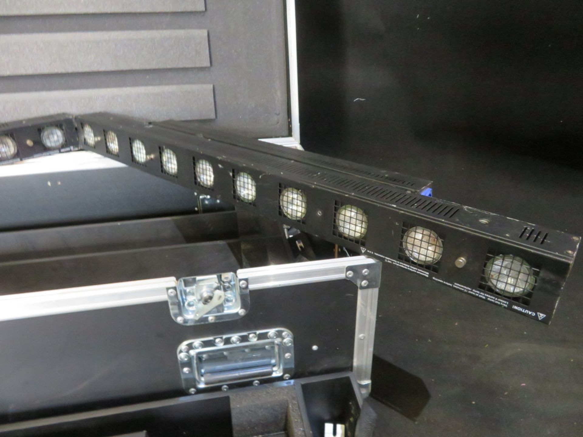 6x Showtec Sunstrip Active in 8 way 5 star flightcase. - Image 3 of 9