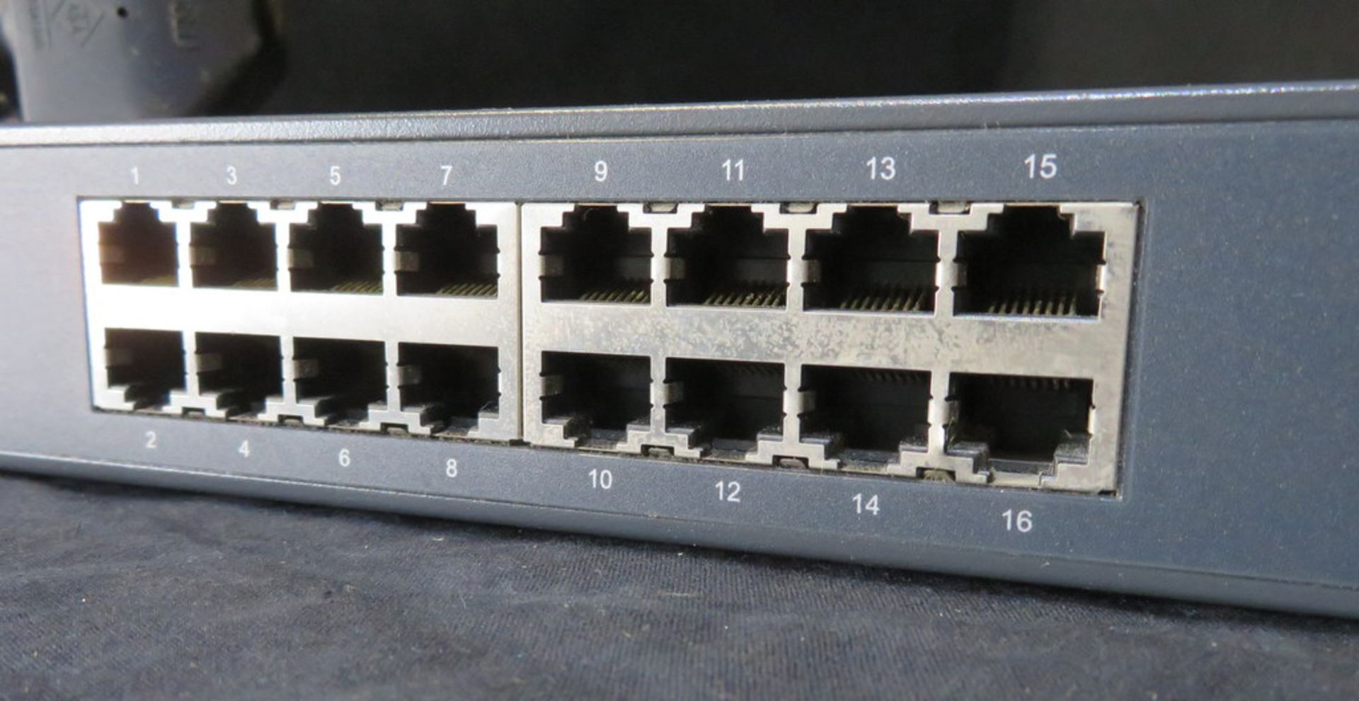TP-Link TL-SG1016 16-port gigabit switch - Image 2 of 5