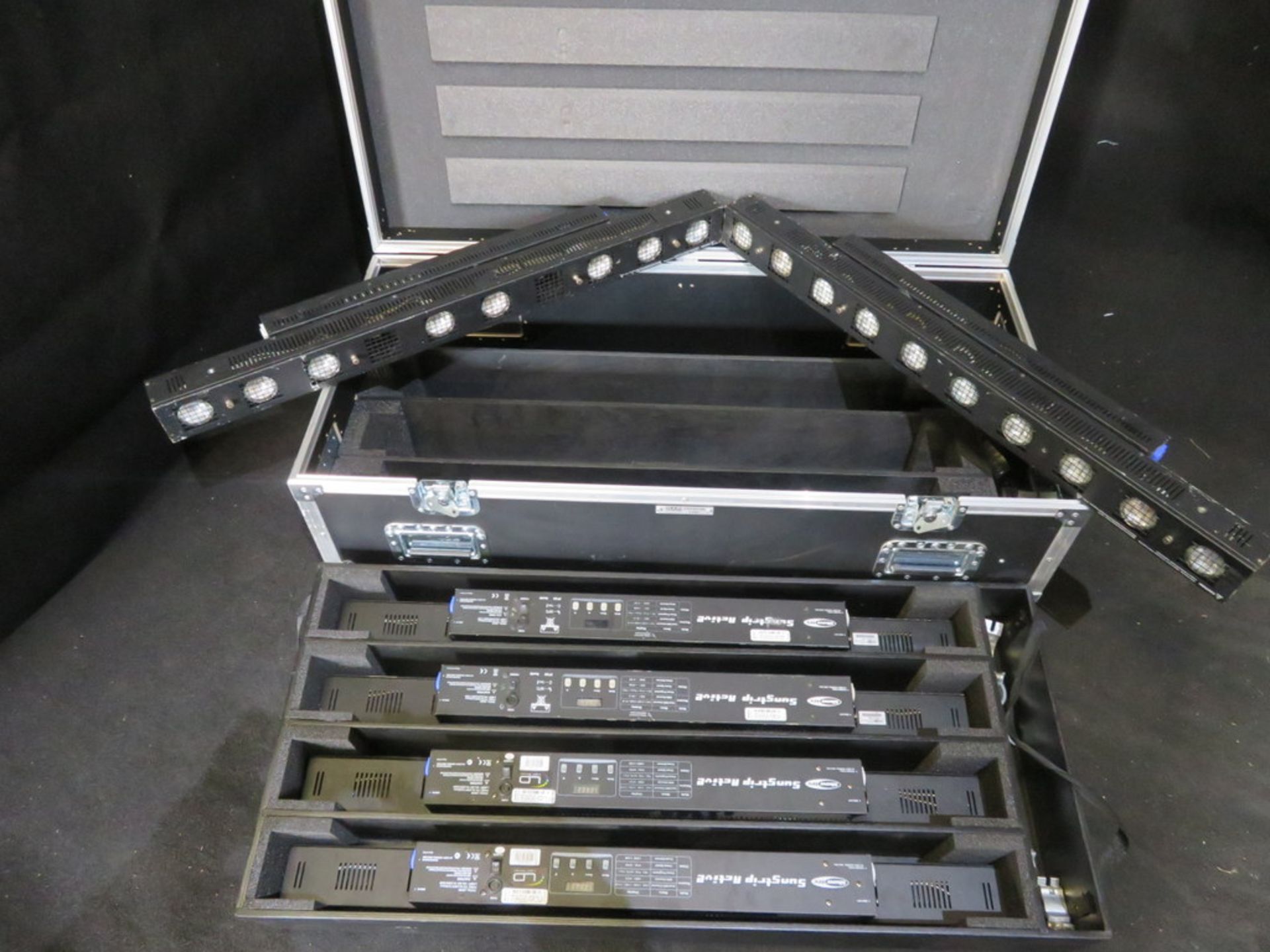 6x Showtec Sunstrip Active in 8 way 5 star flightcase. - Image 2 of 9