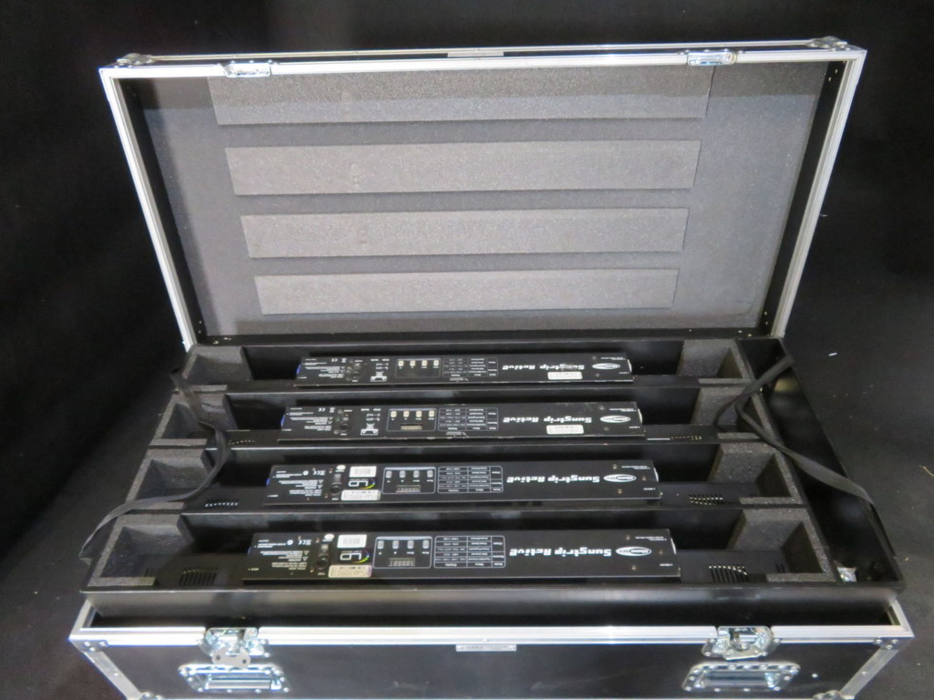 6x Showtec Sunstrip Active in 8 way 5 star flightcase. - Image 7 of 9