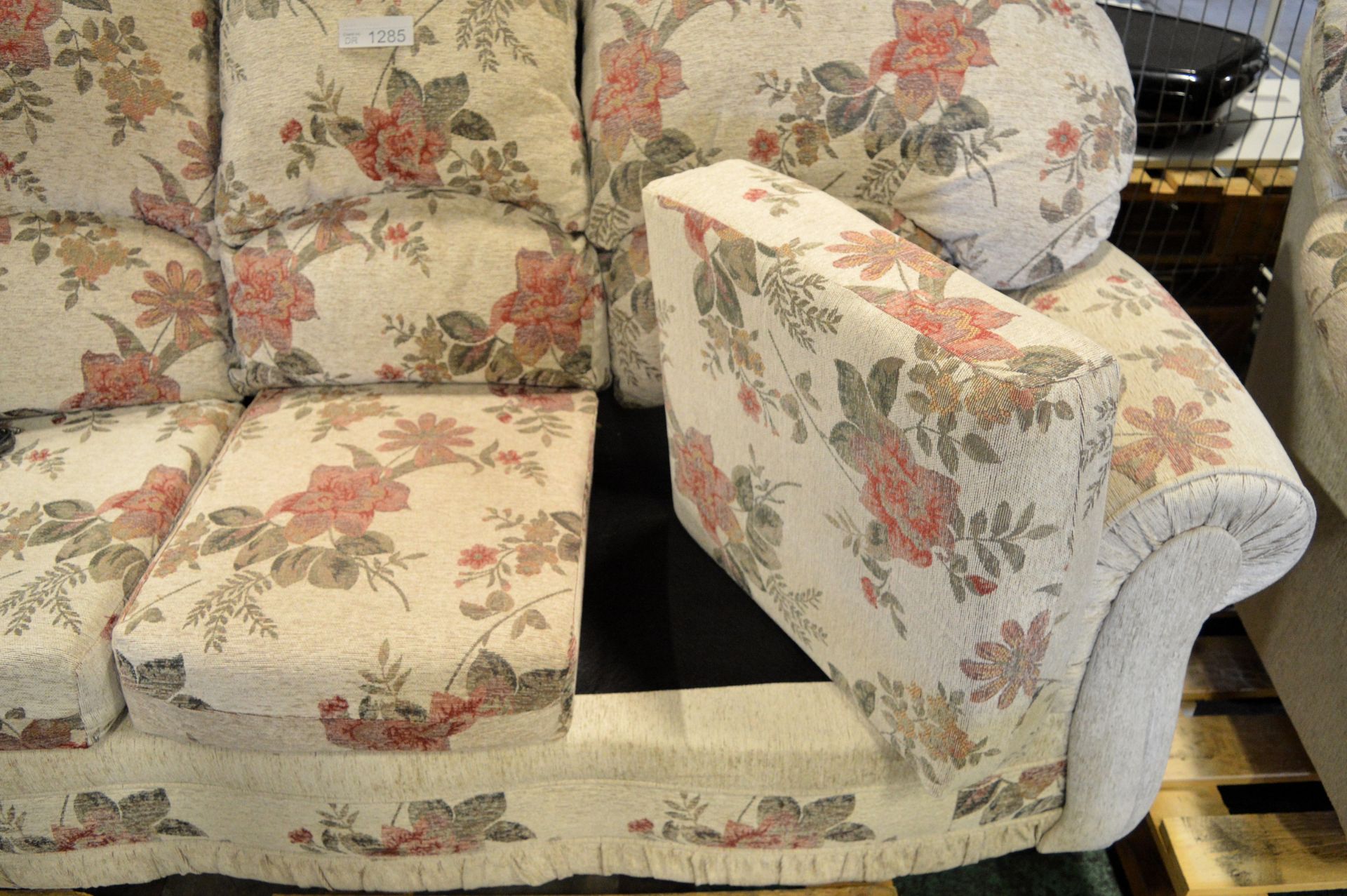 3 Piece Sofa & Chair Set - (Sofa - L'1850 x D860 x H900mm, Chairs - L950 x D820 x H950mm) - Image 3 of 4