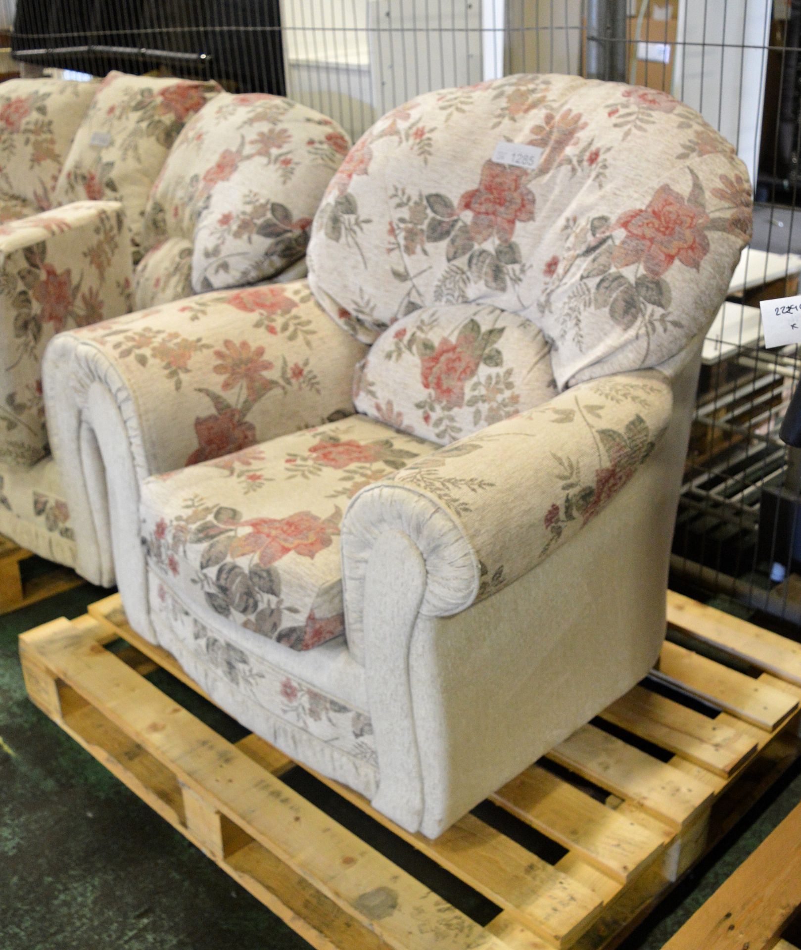 3 Piece Sofa & Chair Set - (Sofa - L'1850 x D860 x H900mm, Chairs - L950 x D820 x H950mm) - Image 4 of 4