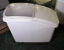 Rubbermaid Mobile Flour Bin