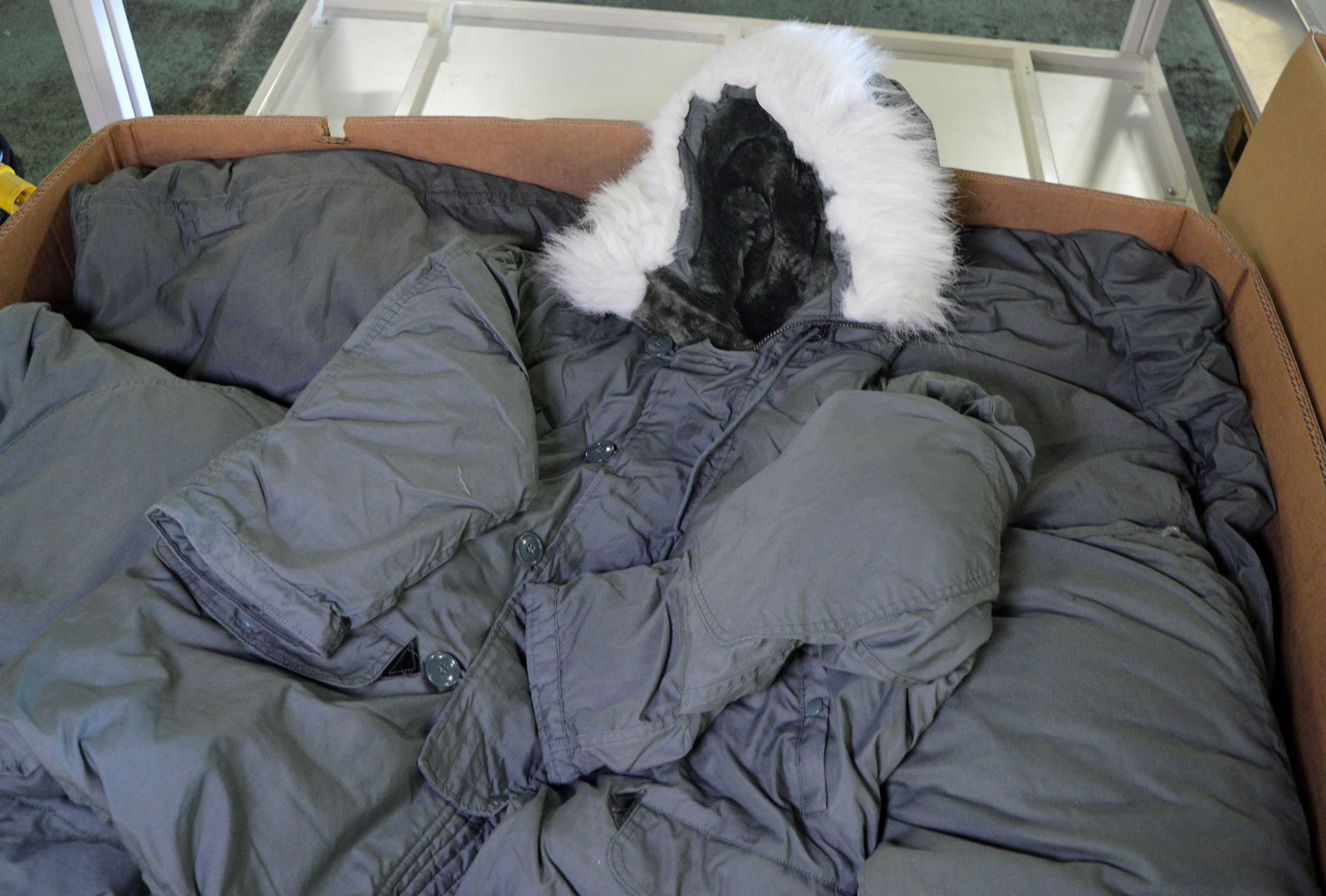 30x Grey Extreme Cold Parka Coats - Medium - Image 2 of 3