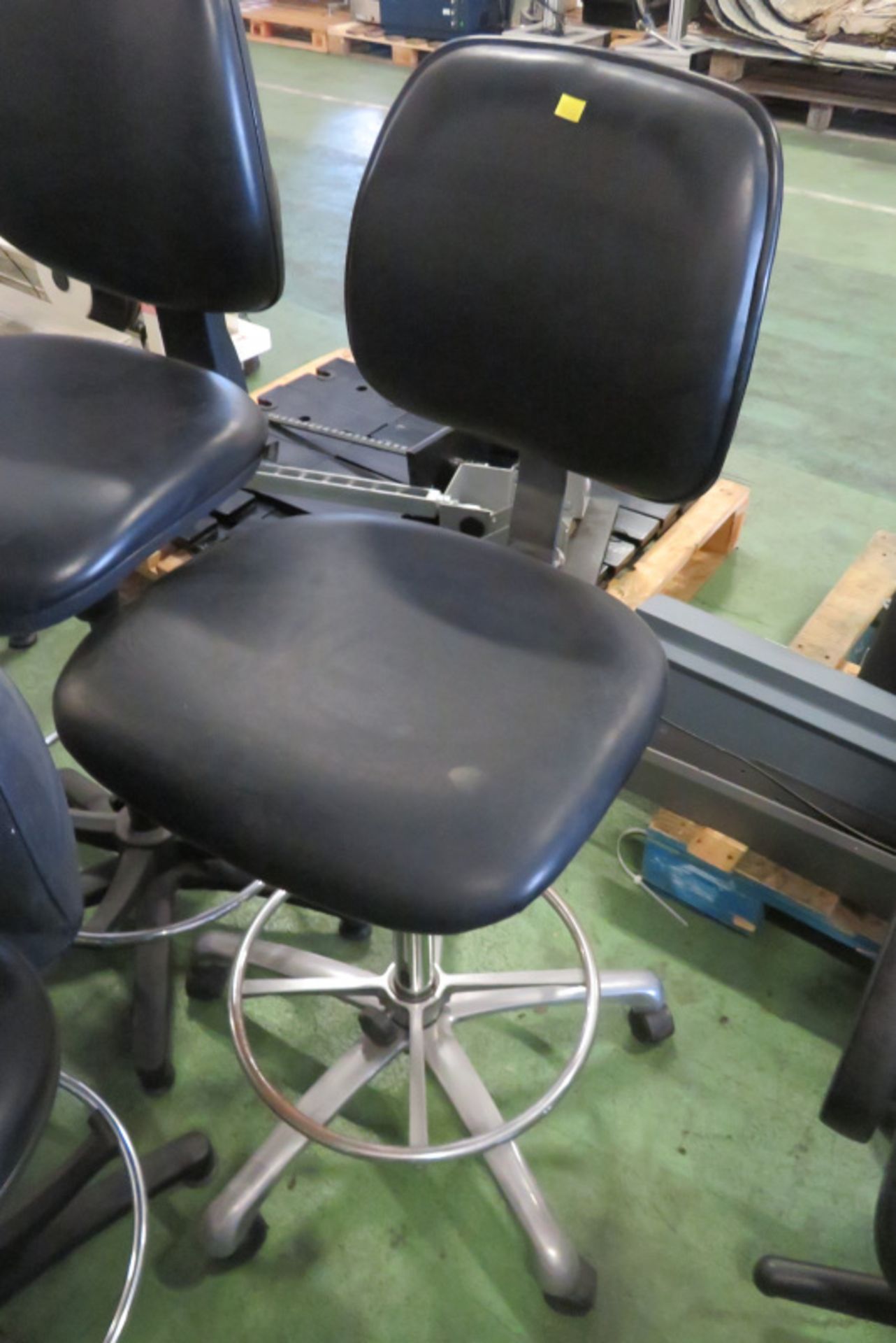 3x Black Office Swivel Chairs - Image 3 of 4