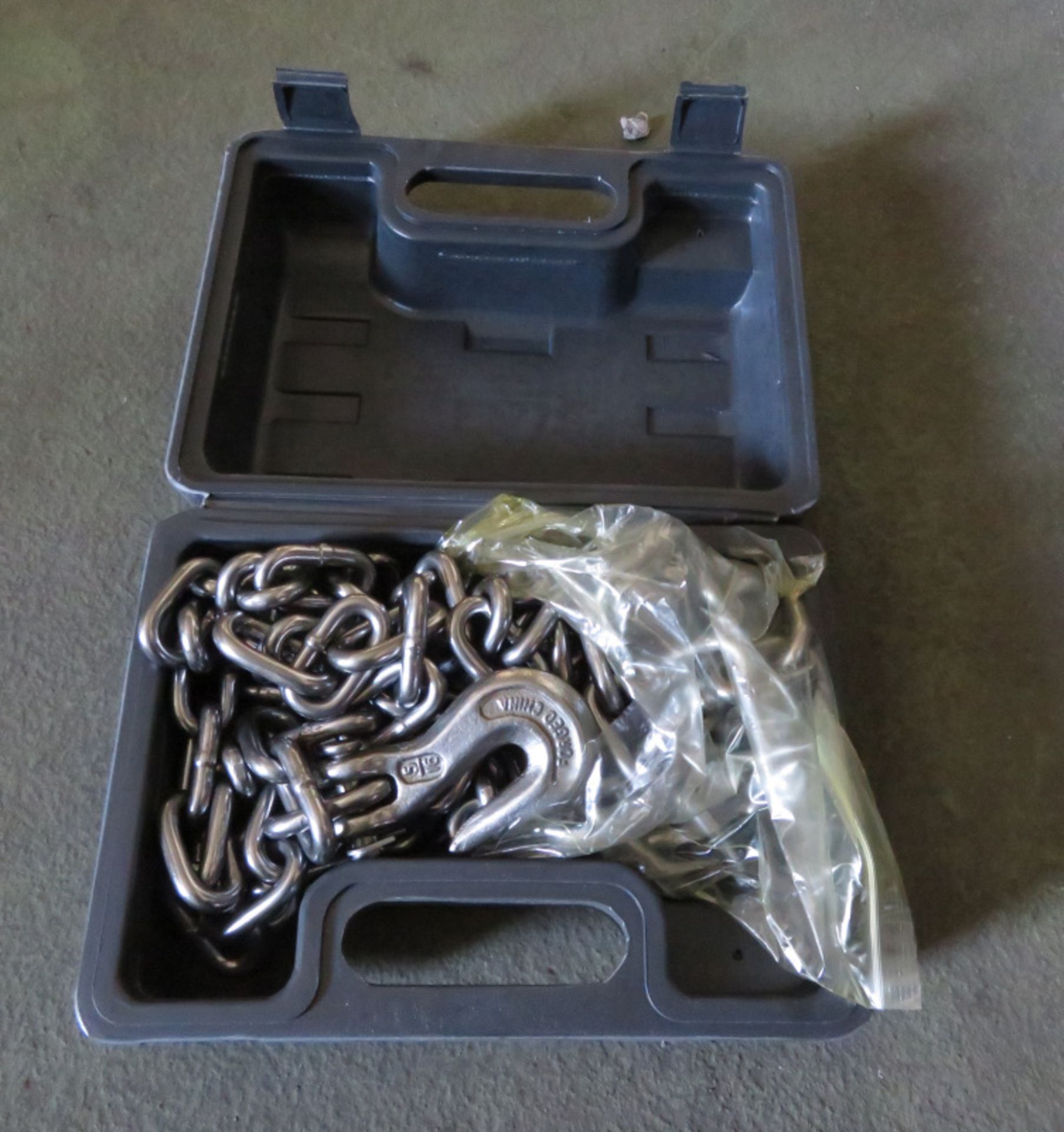 Marksman 14ft heavy duty utility chain with 5/16 inch hooks - Image 2 of 3