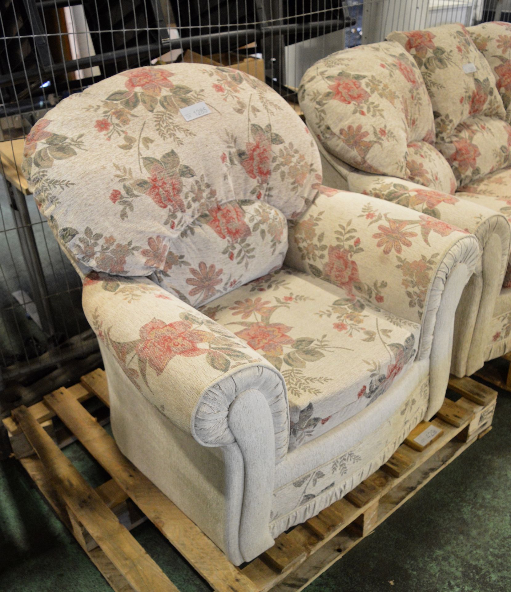 3 Piece Sofa & Chair Set - (Sofa - L'1850 x D860 x H900mm, Chairs - L950 x D820 x H950mm) - Image 2 of 4