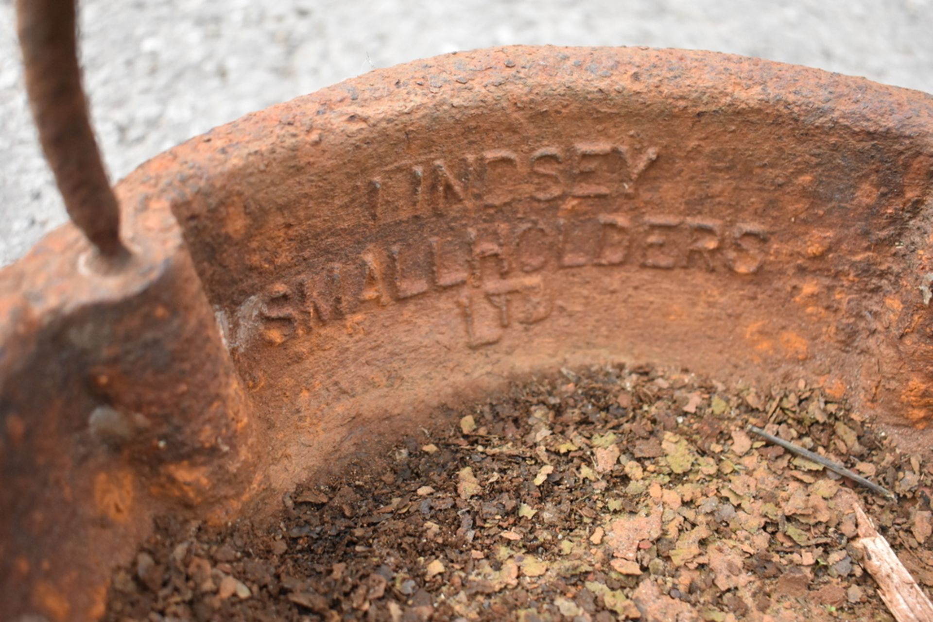 CAST IRON PIGLET TROUGH, MAKER GLOBE FOUNDARY, NEW BOLINGBROKE - Image 3 of 3