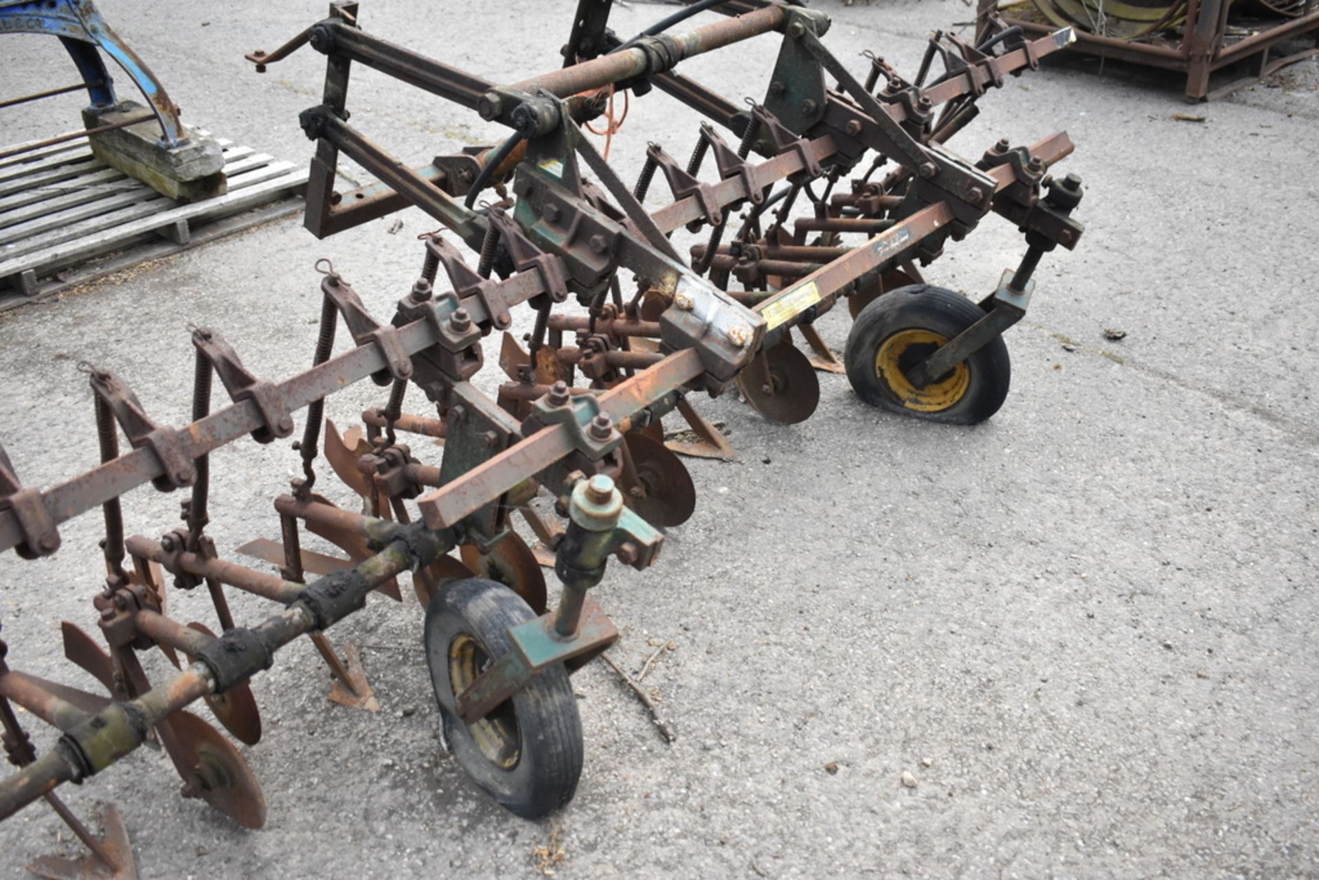 STEERAGE HOE, TRACTOR MOUNTED. - Image 3 of 4