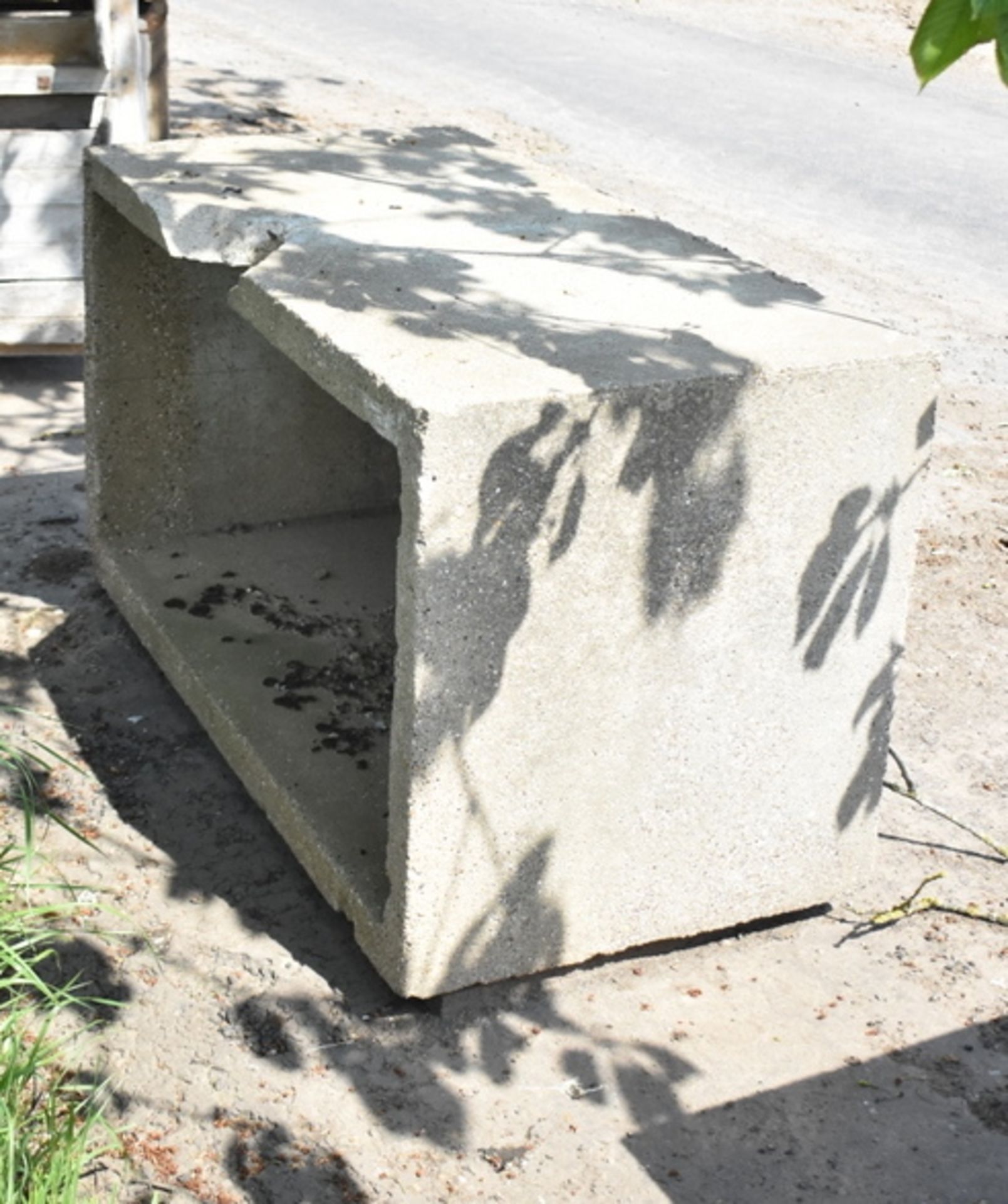CONCRETE WATER TROUGH 54" LONG X 30" WIDE X 27" DEEP, FRACTURES - Image 3 of 3
