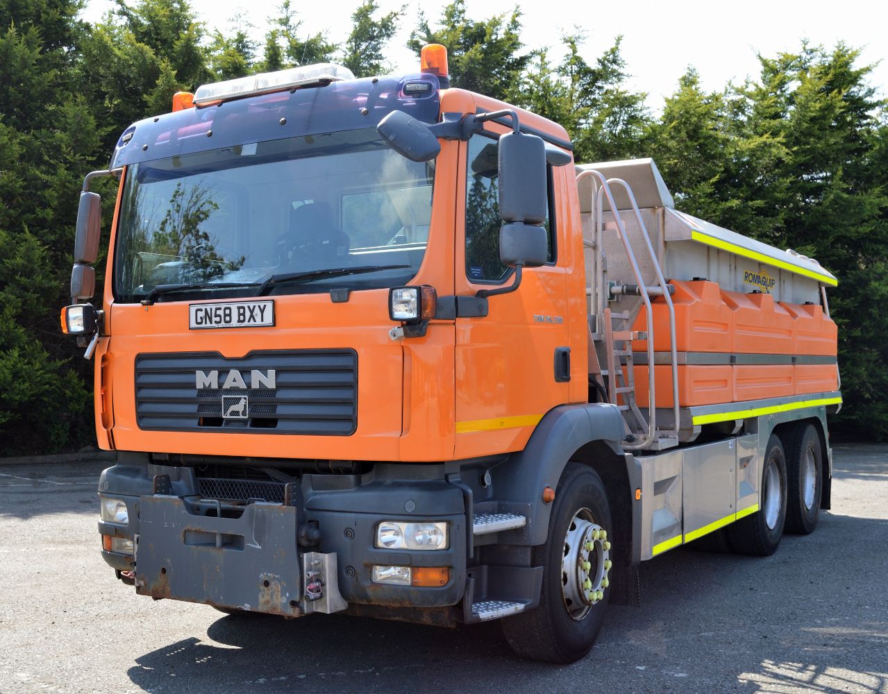 Online auction of recently released 2008 MAN TGM 26.330 6x4 with Romaquip 10m3 gritter mount and 3m snow plough